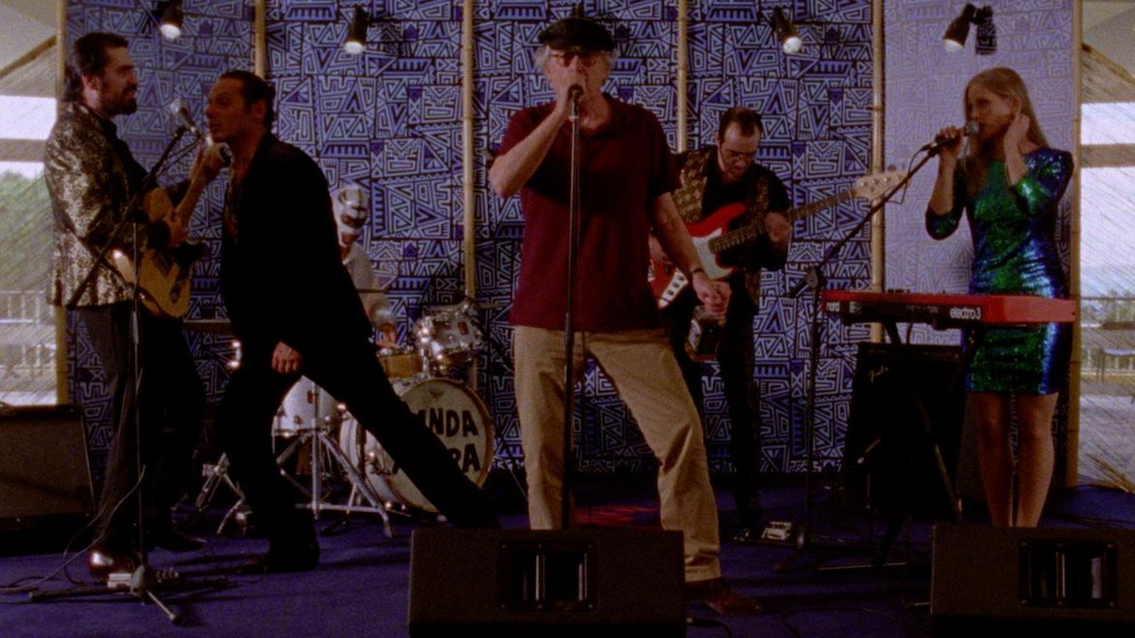 Desmadre 'punk' en el Hotel Almadrava: otra imagen de la película.