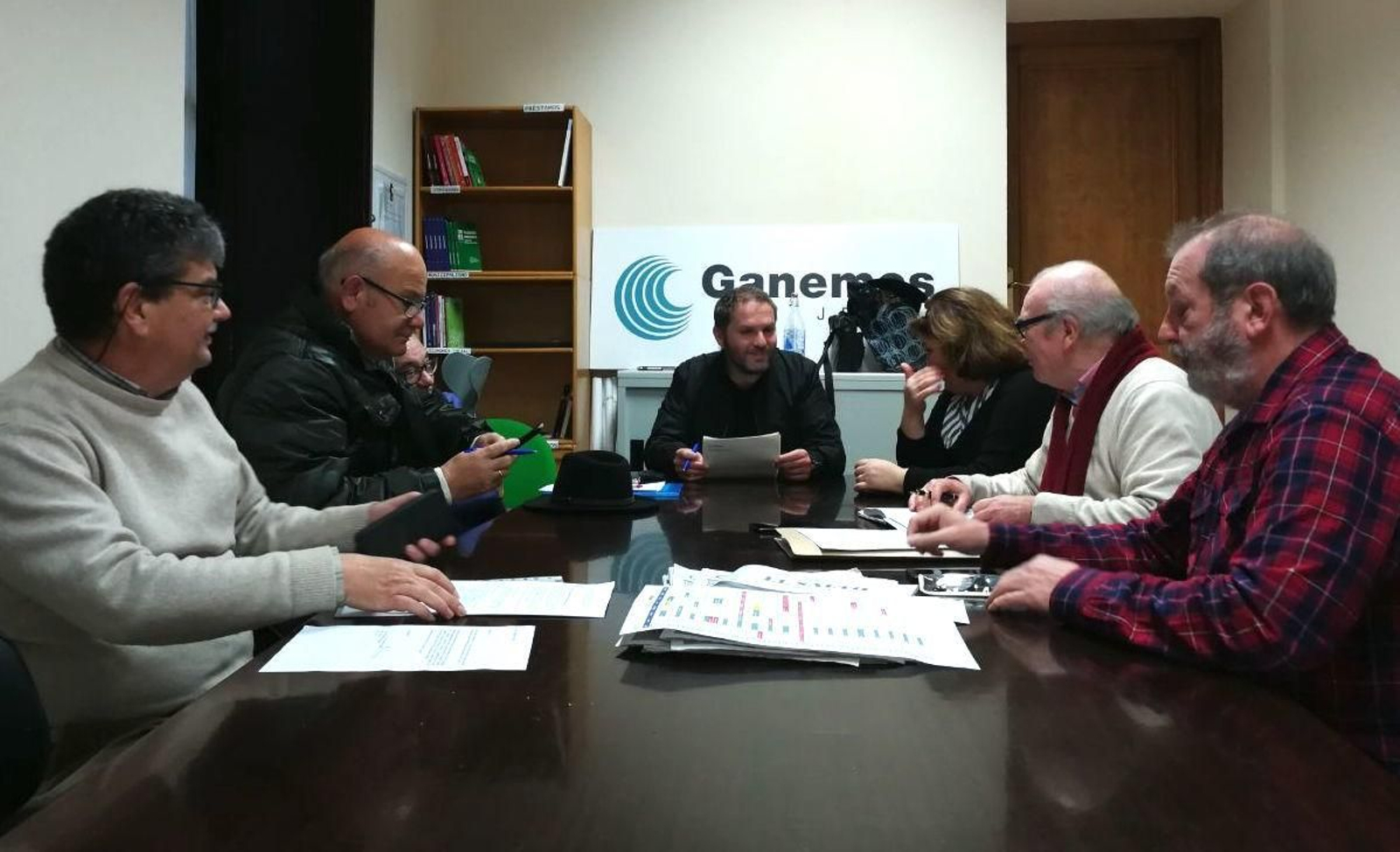 Representantes de Ganemos y de La Plazoleta 2.0, durante la reunión. Representantes de Ganemos y de La Plazoleta 2.0, durante la reunión.