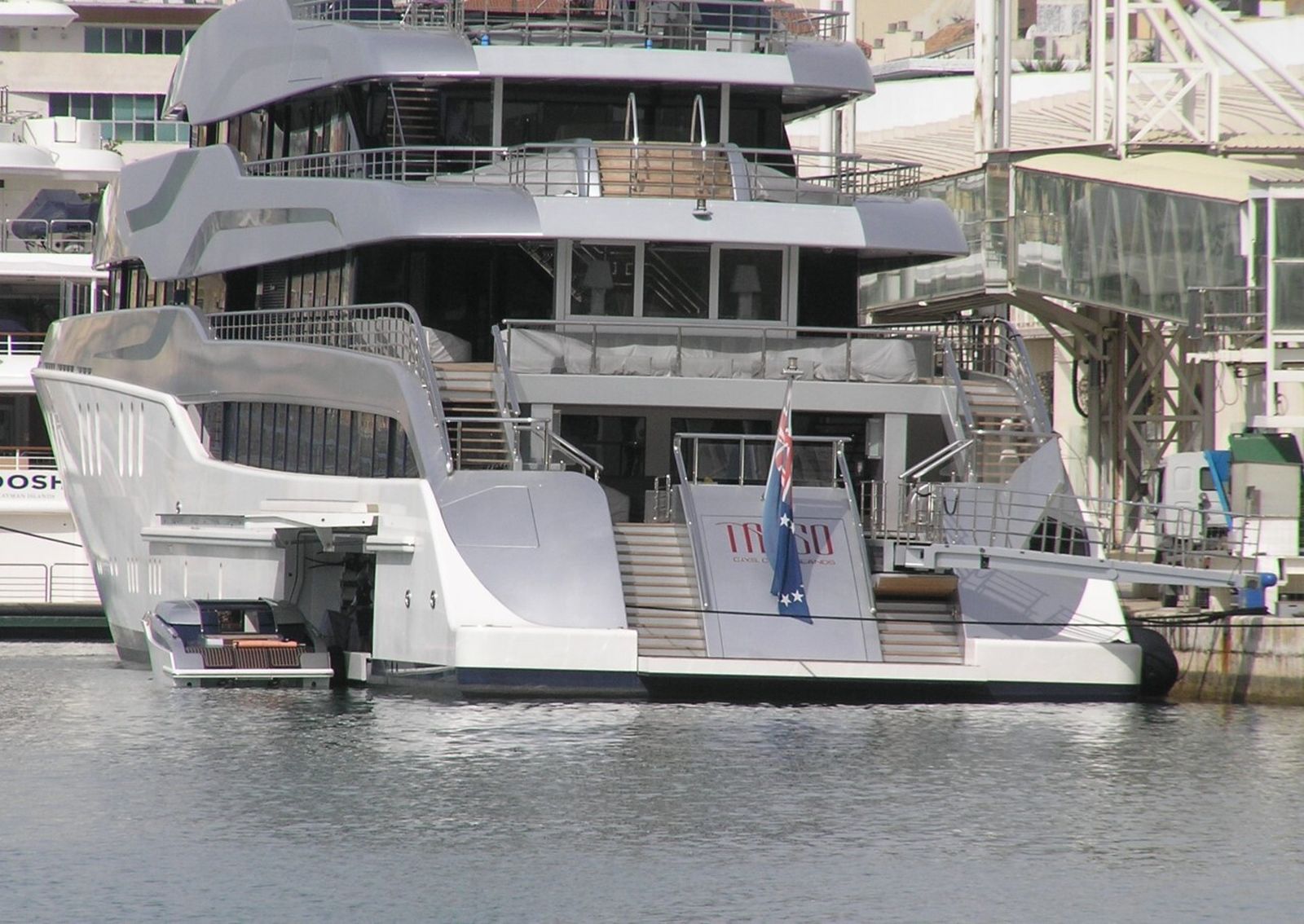 Superyate ‘Tango’ botando este lunes en el puerto su limusina flotante (a la izquierda).