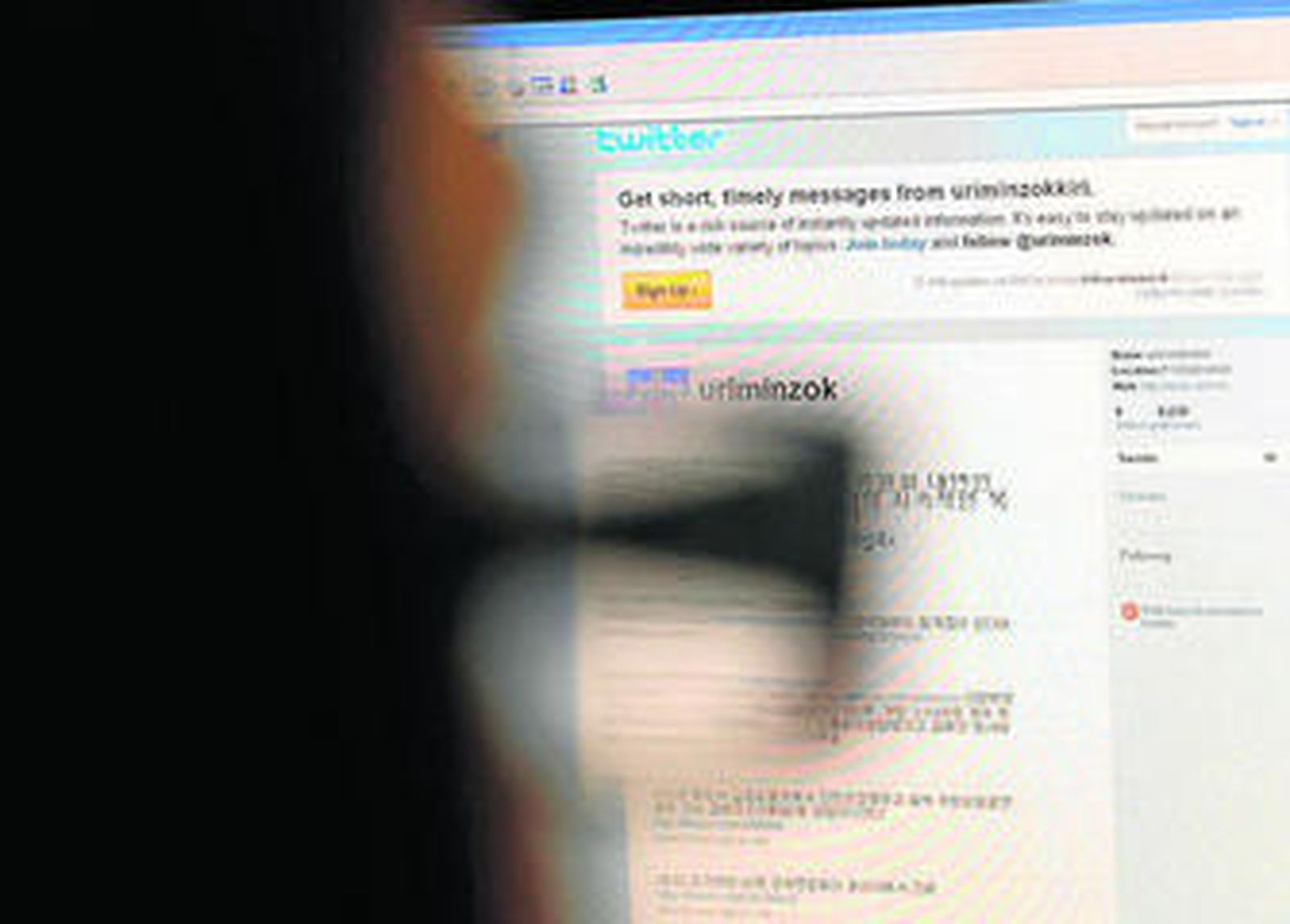 Un usuario consulta la web de Twitter.