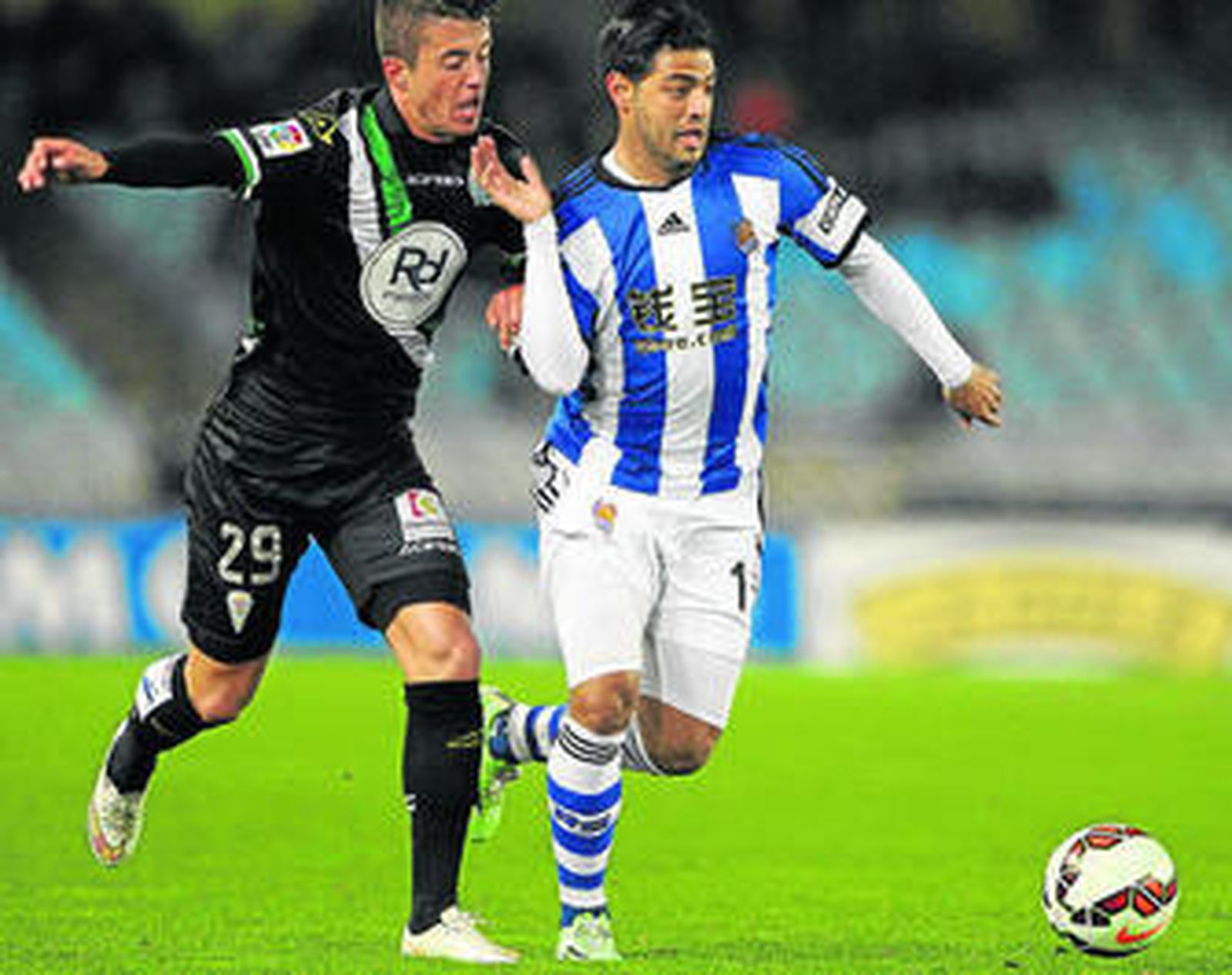 Dani Pinillos persigue al realista Carlos Vela en el partido del domingo en Anoeta.
