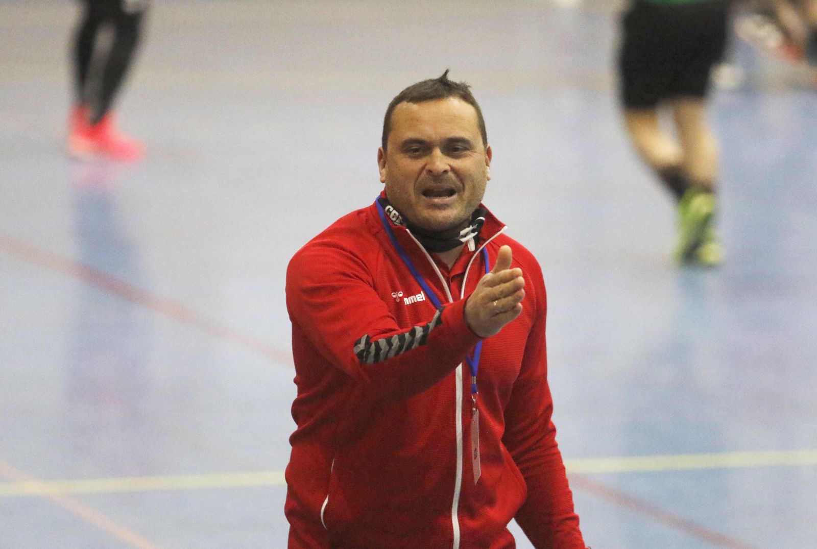 Jesús Escribano hace indicaciones durante un duelo de esta temporada.