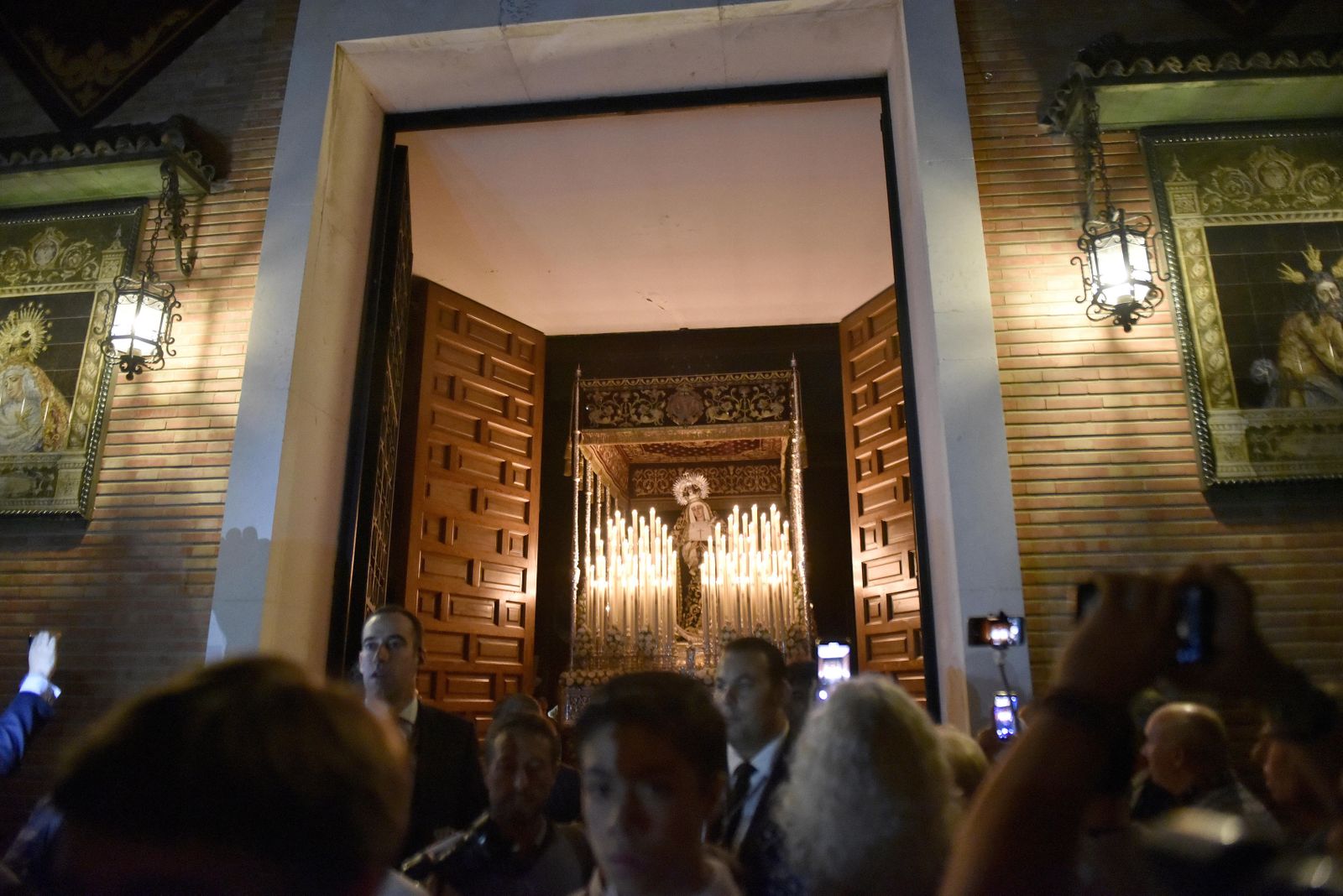 La Virgen de la Victoria, en rosario de aurora a la Catedral