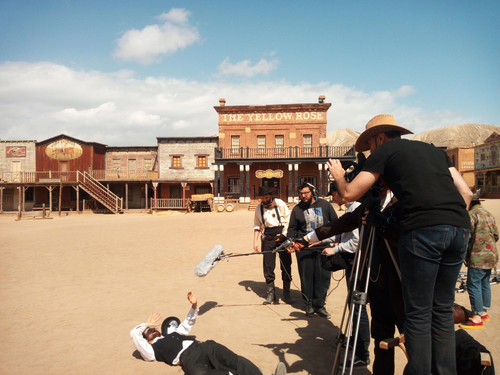 Rodaje de una de las escenas del corto de ficción del género western que alumnos franceses llevan a cabo en el Oasys MiniHollywood hasta este jueves.