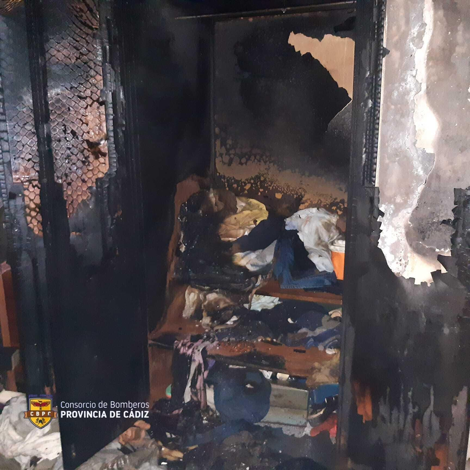 Calcinada una vivienda en la plaza de los Naranjos de Jerez