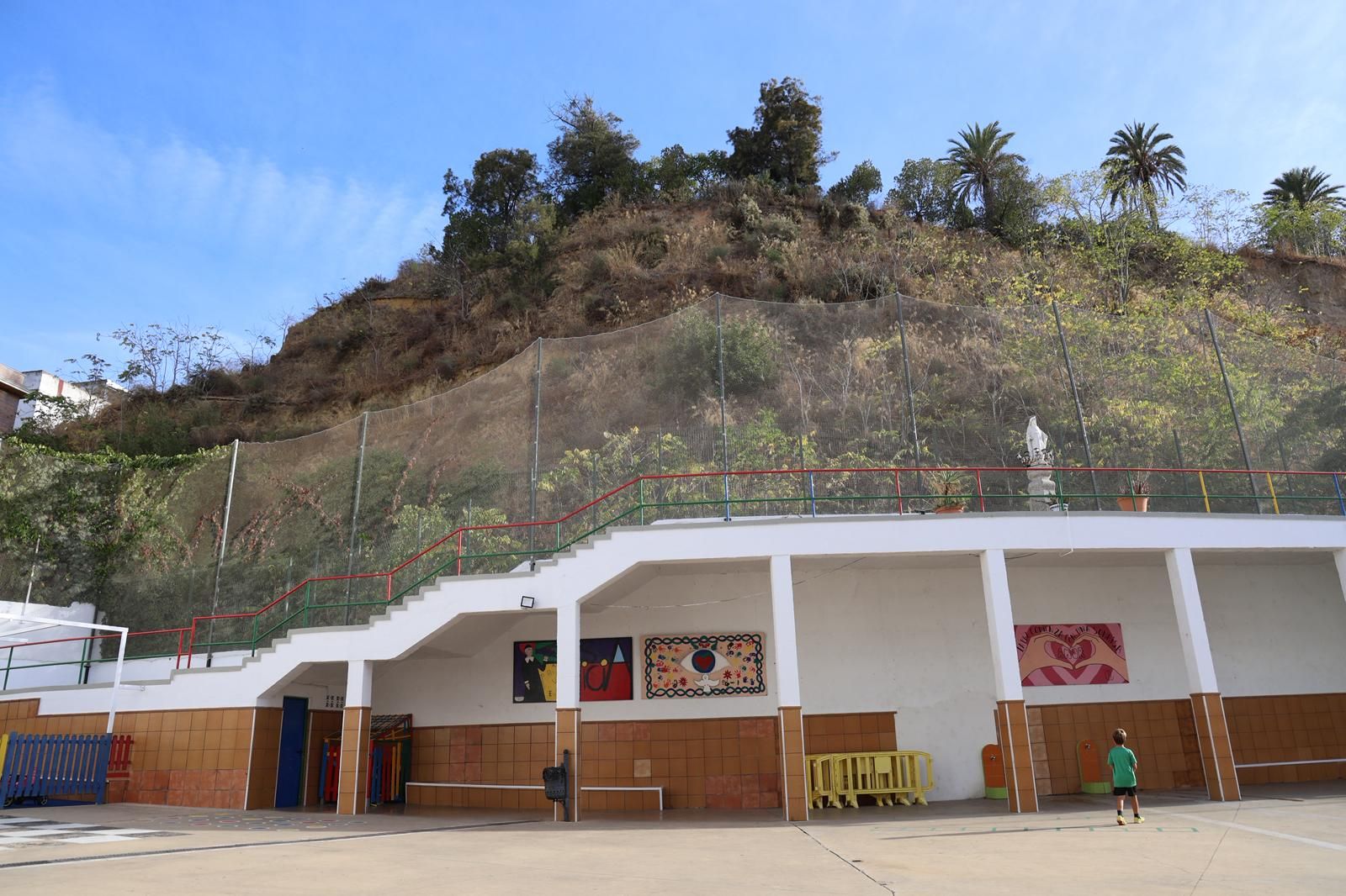 Patio del colegio y laderas del cabezo.