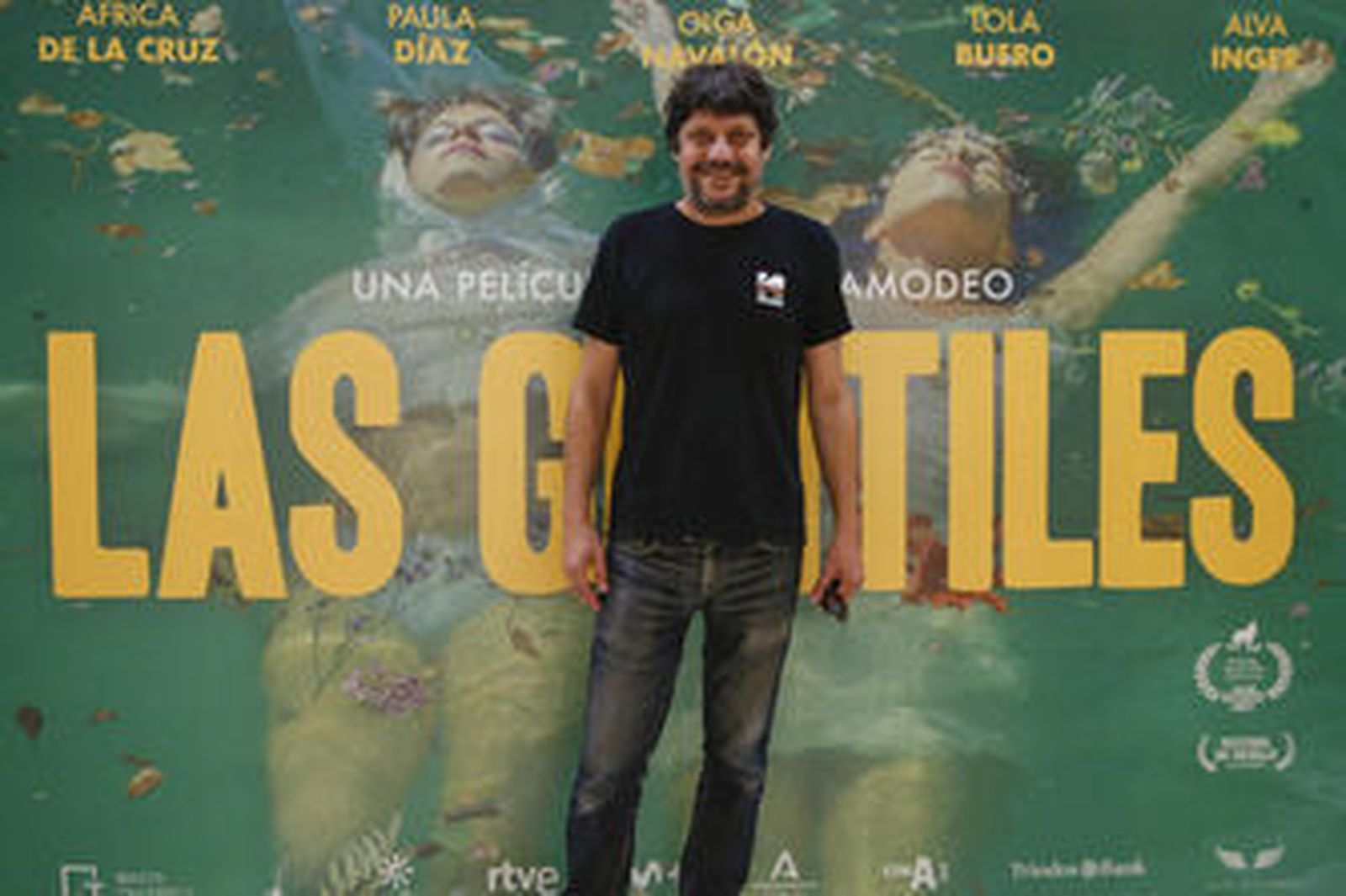 Santi Amodeo ante el cartel de su última película.