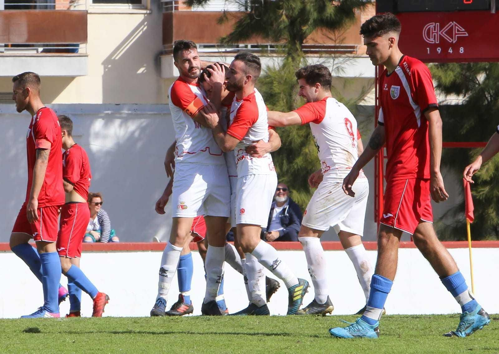 Manzorro se abraza a Mochilo y Agustín en la celebración de su gol.
