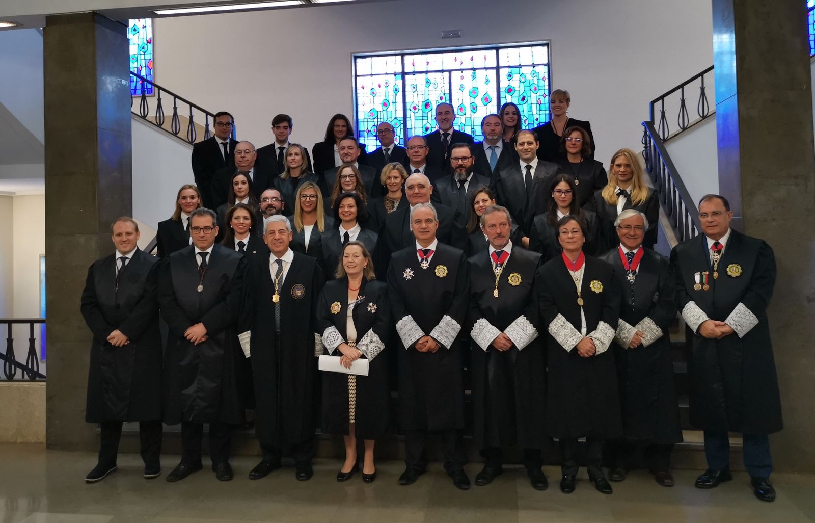 Los nuevos graduados sociales posan con las autoridades judiciales