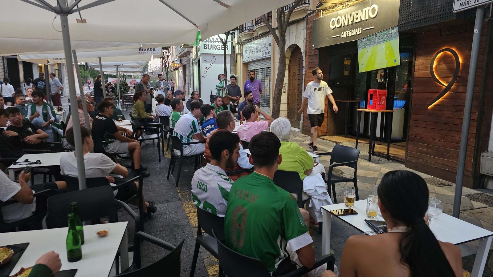 Así vivieron los béticos de Algeciras la final de la Conference League contra el Chelsea en el Botanic