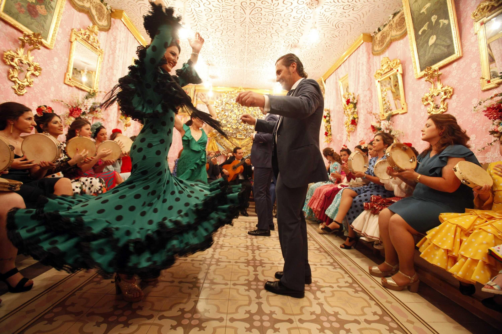 La localidad de Alosno vive con intensidad su festividad de las Cruces de Mayo.