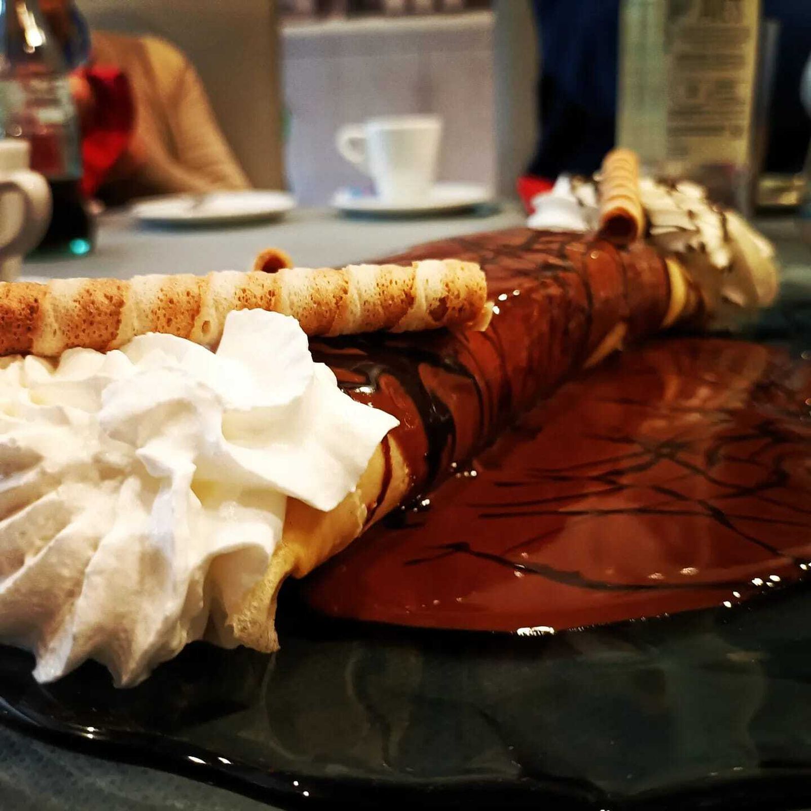 Crepe de con helado de vainilla y salsa de chocolate de Restaurante Globo