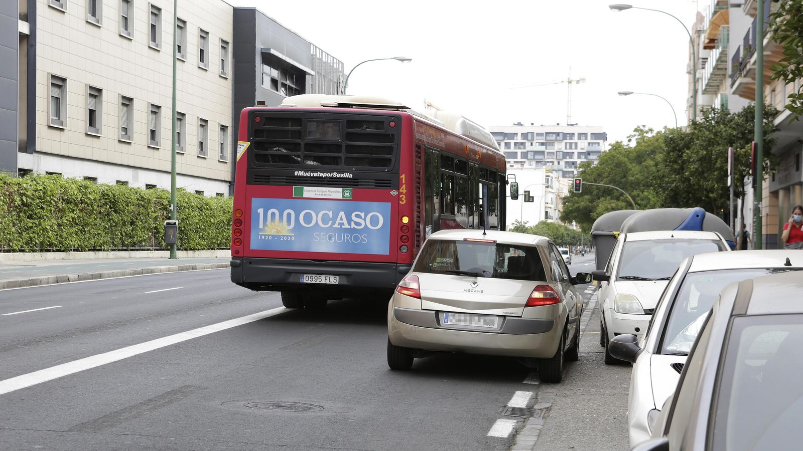 Invasión del carril bus de Carretera de Carmona por un vehículo particular.