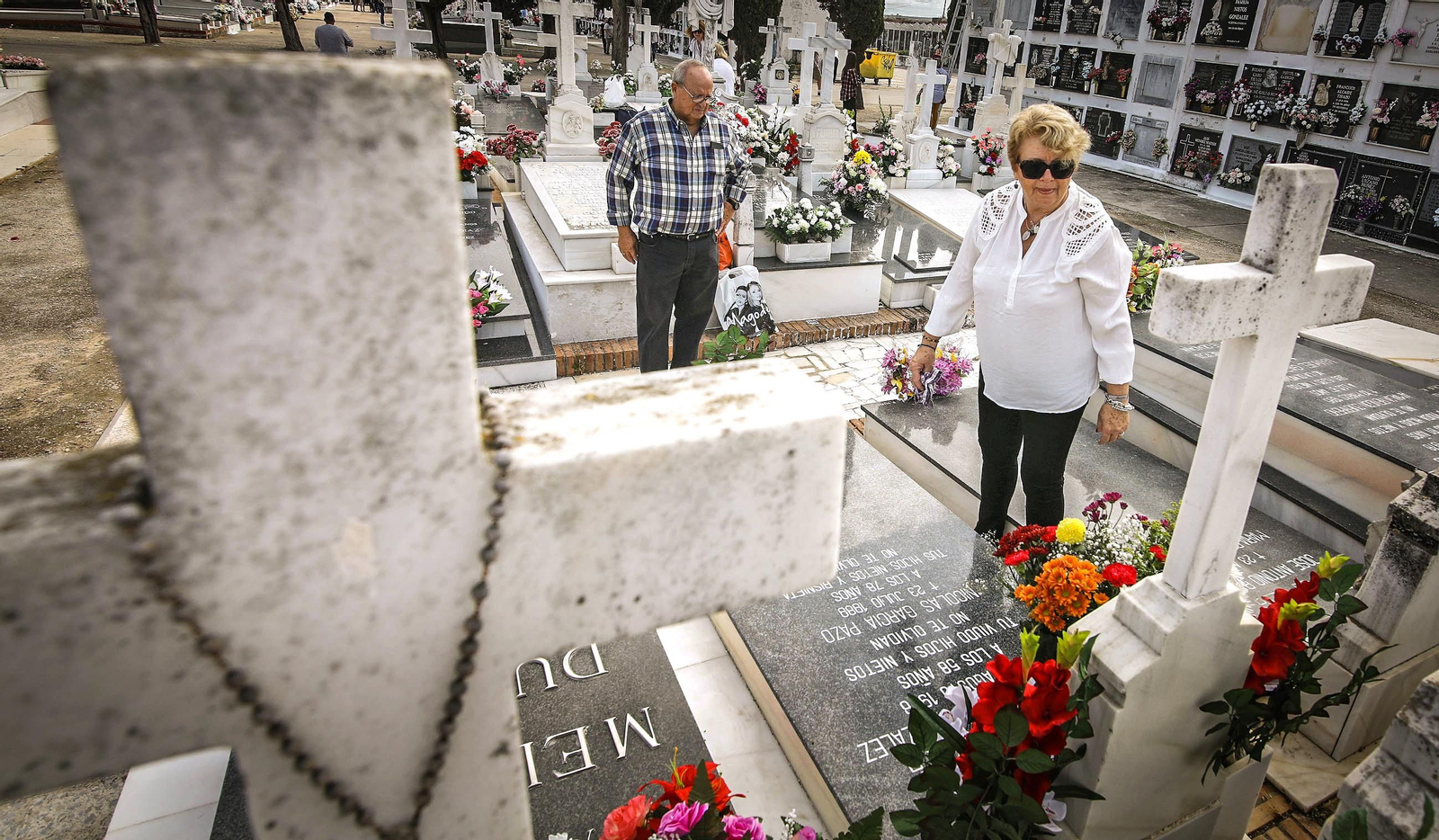 Día de todos los Santos en el cementerio
