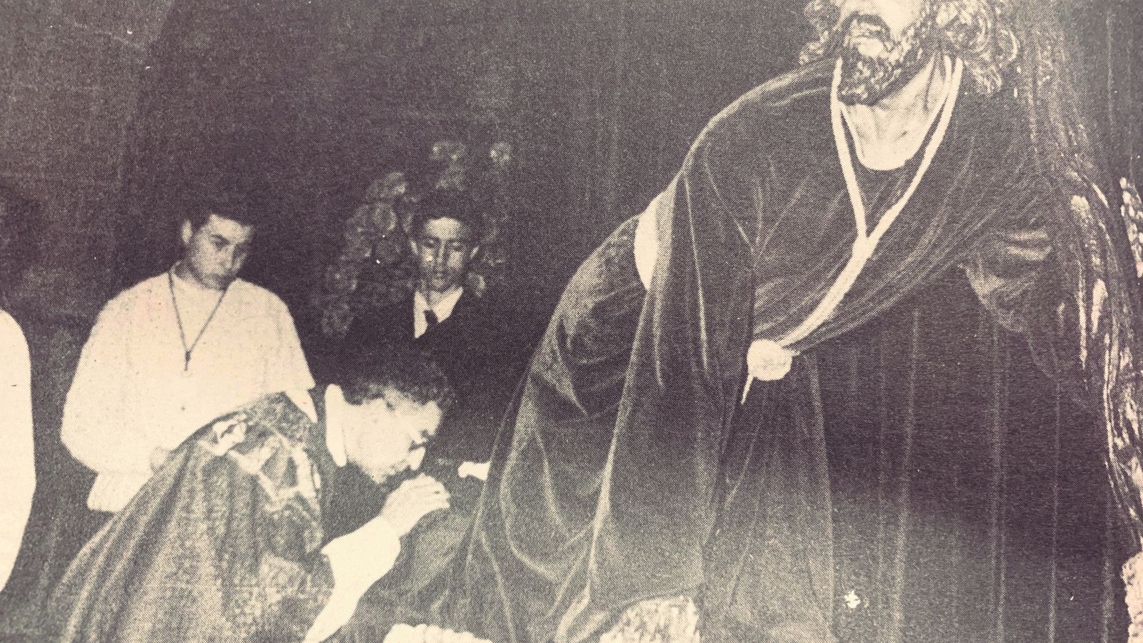 Monseñor Bellido Caro besando el pie del Señor Caído