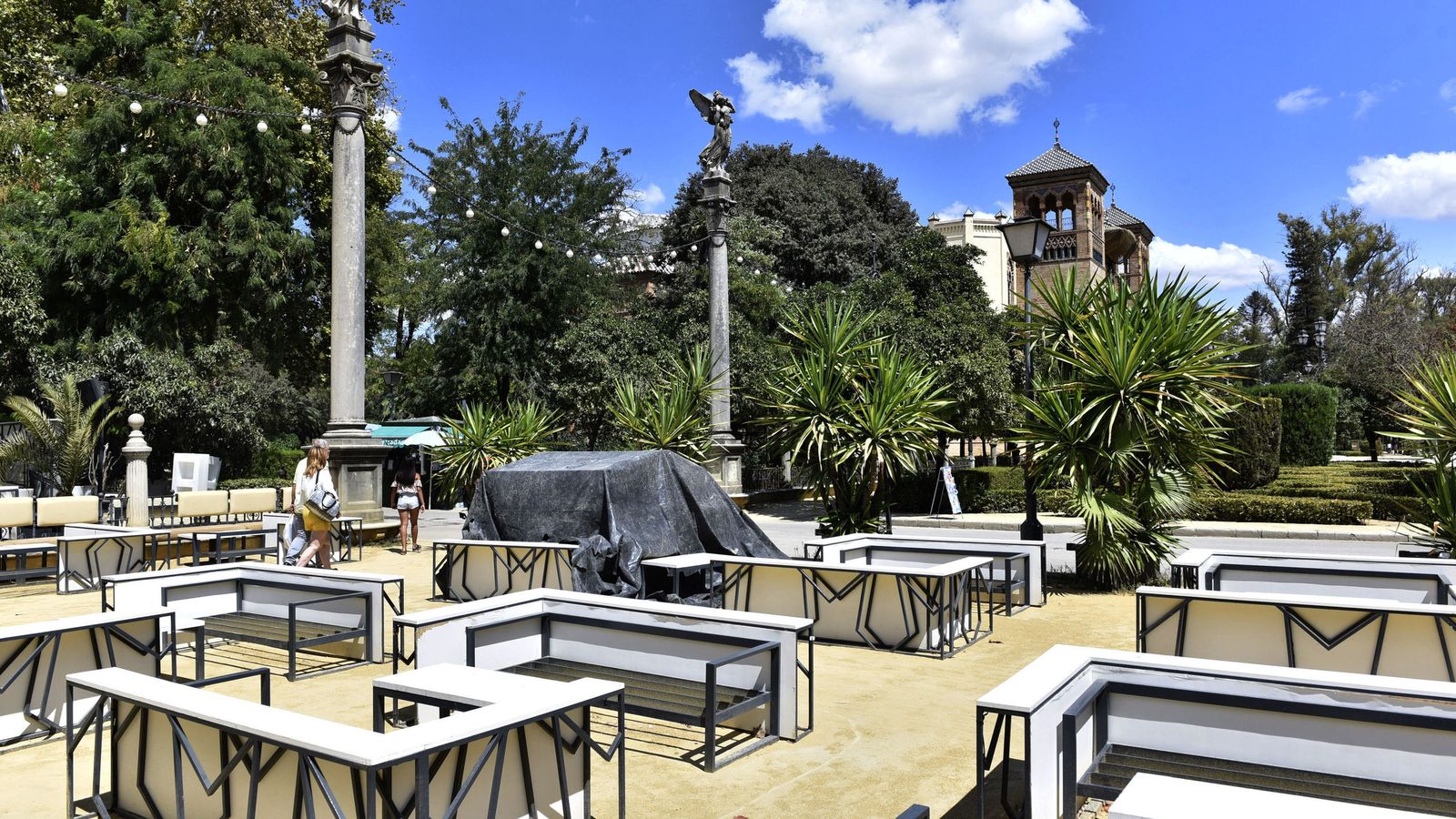 La terraza formada por mesas y sillas ocupa una zona de la Plaza de América.