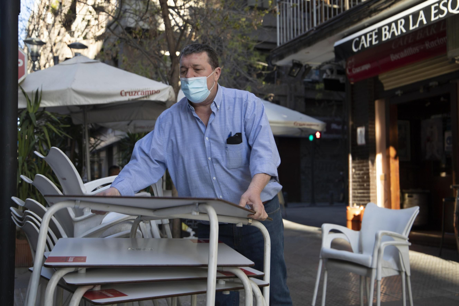 Fotos: los bares y comercios de Granada vuelven a abrir hasta la noche