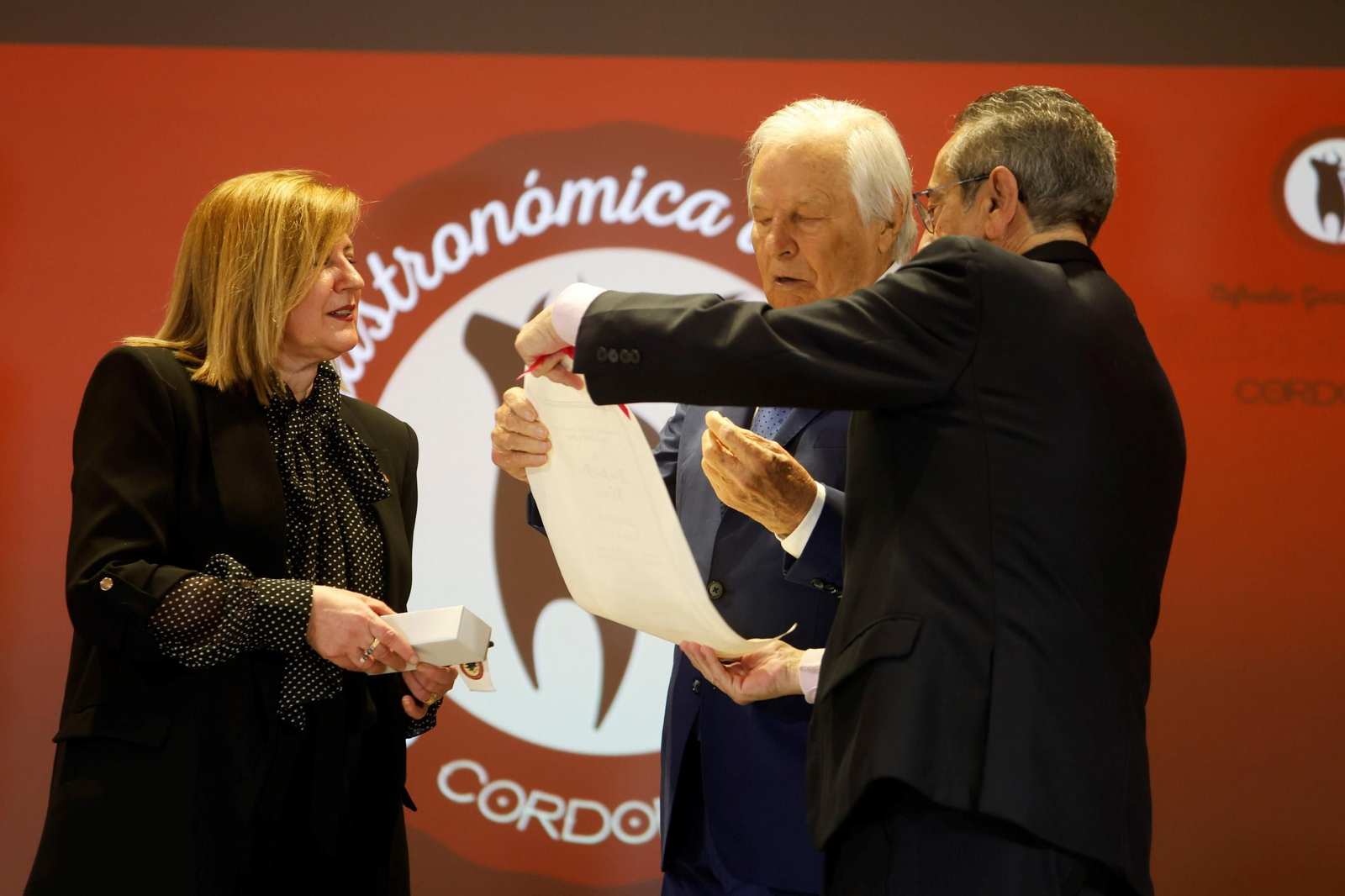 El Cordobés, cofrade de honor de la Cofradía Gastronómica del Rabo de Toro