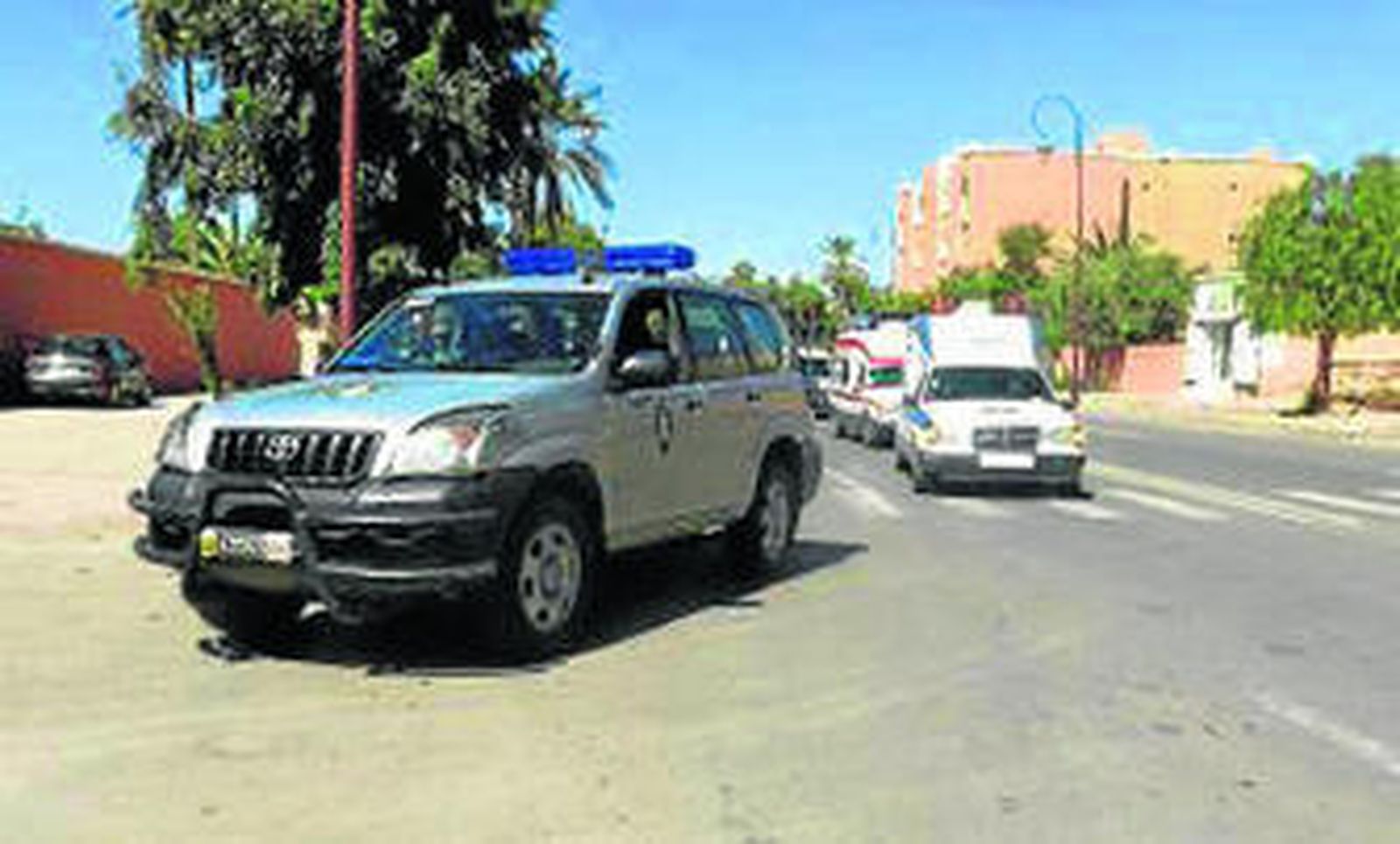 Una ambulancia traslada a la morgue los cuerpos de José Antonio y Gustavo.