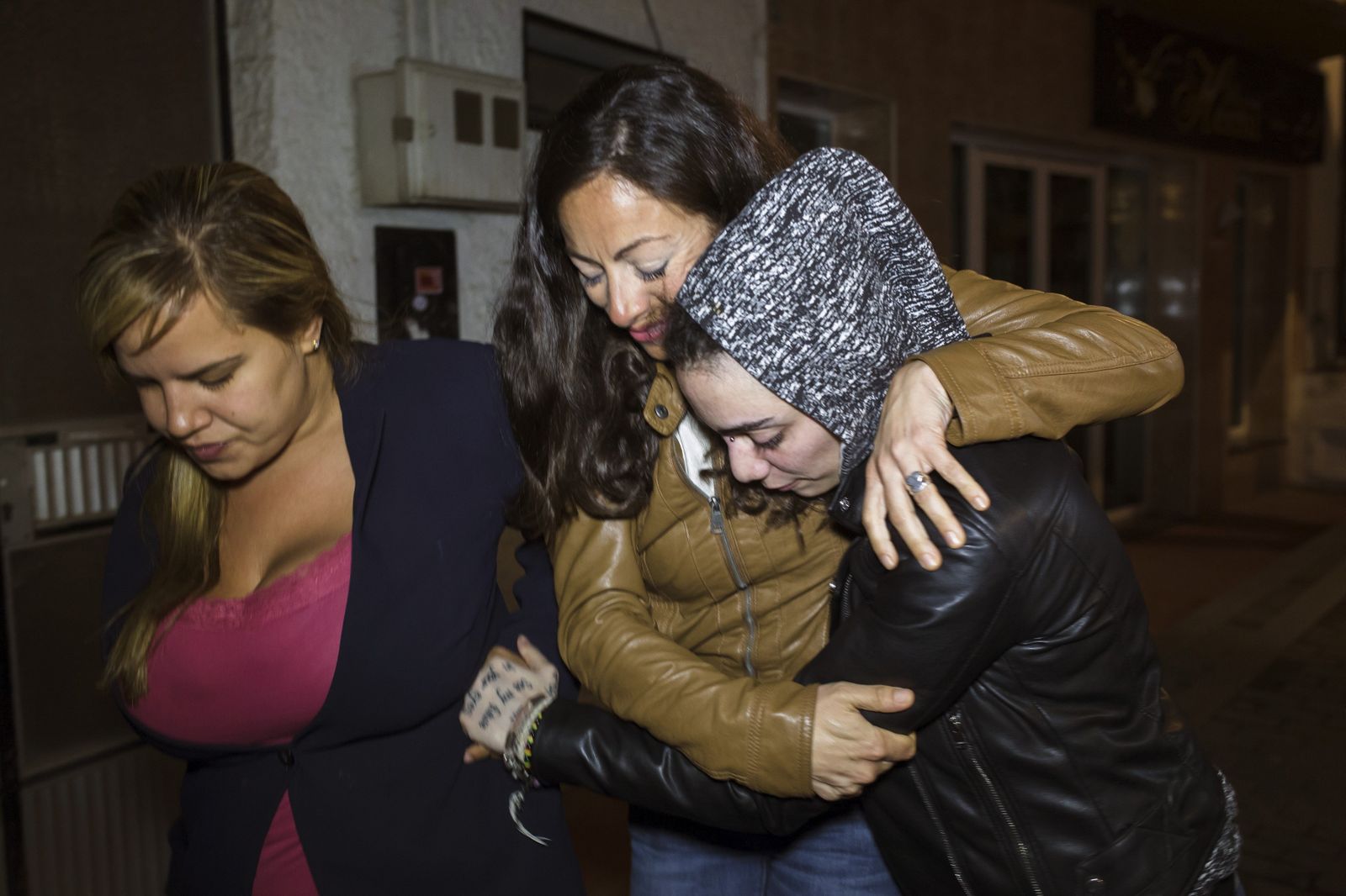 Jimena se abraza con su hermana, junto a una amiga en la madrugada del domingo.