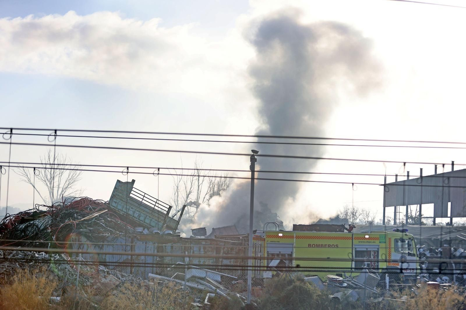 Espectacular incendio en una chatarrería de Jerez