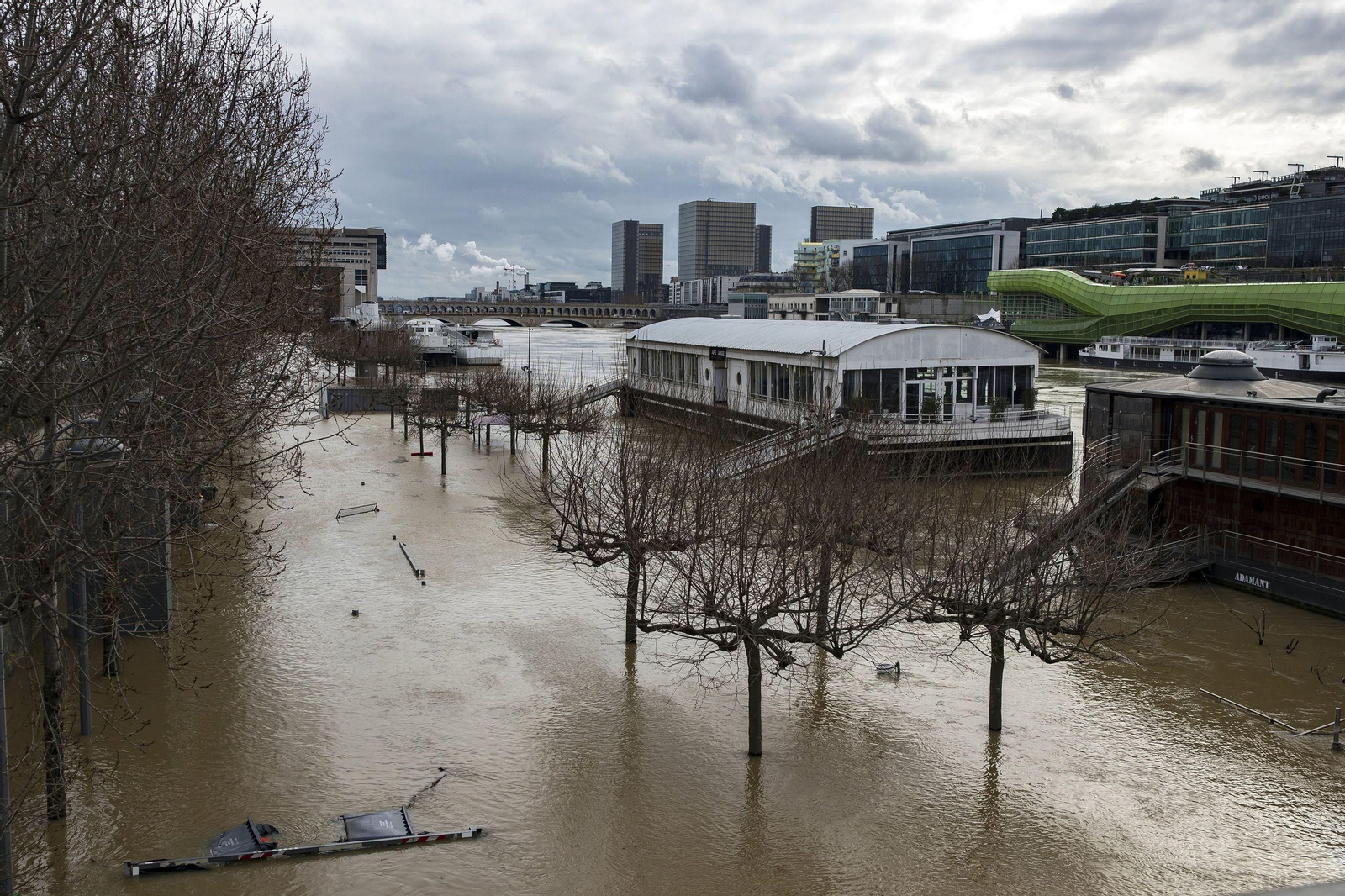 El río Sena se desborda dejando imágenes de París inundada