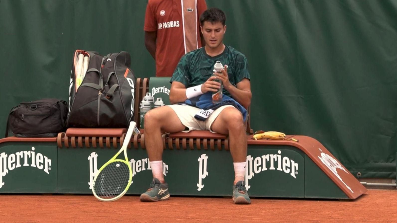 Pablo Llamas se toma un respiro en su partido ante Davidovich.
