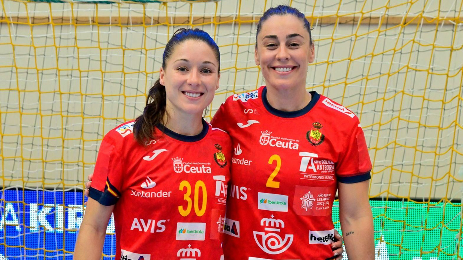 Sole López y Marta López posan con la indumentaria de la selección española