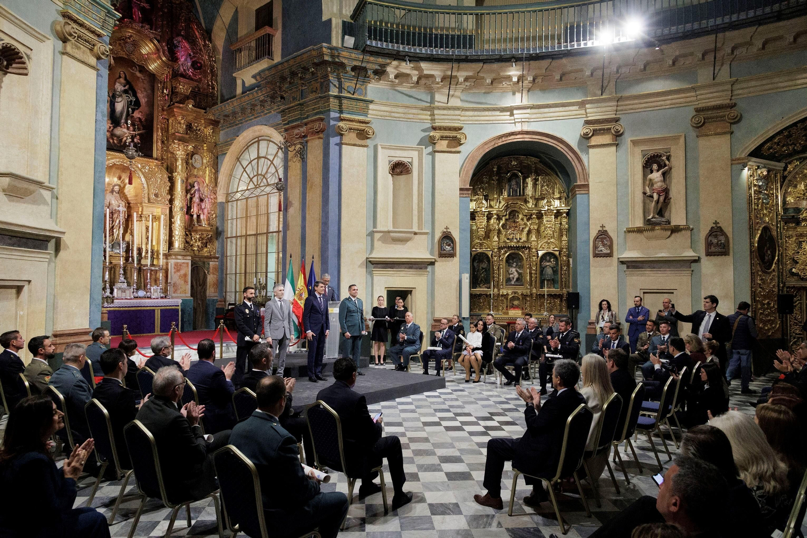 Las imágenes de la entrega de condecoraciones civiles en Cádiz.