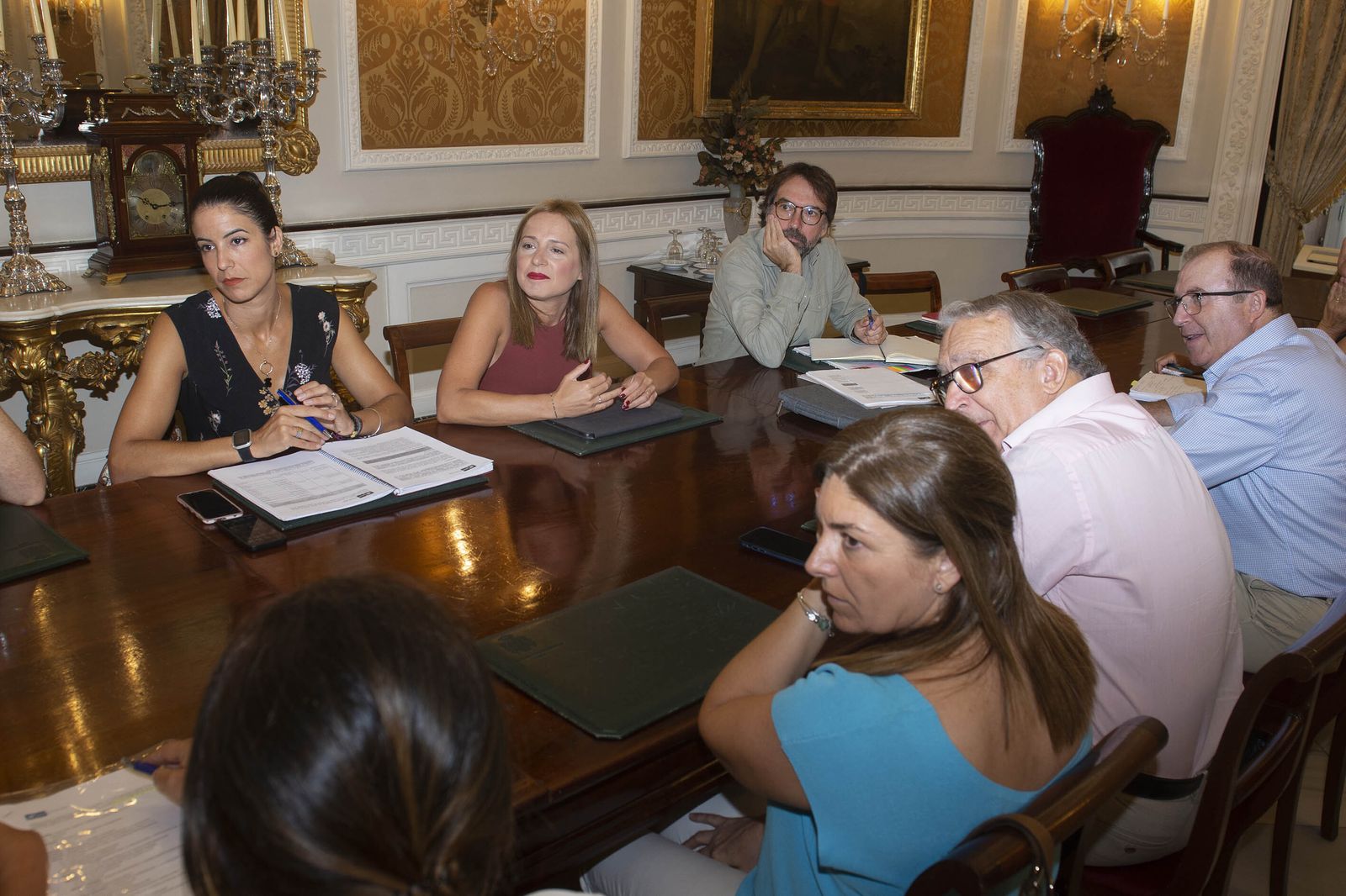 Ana Carrera en el encuentro con los representantes de las Cámaras de Comercio de la provincia.