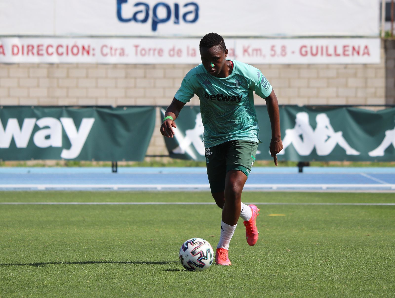 La guineana Dorine, durante un entrenamiento con el Betis Féminas.