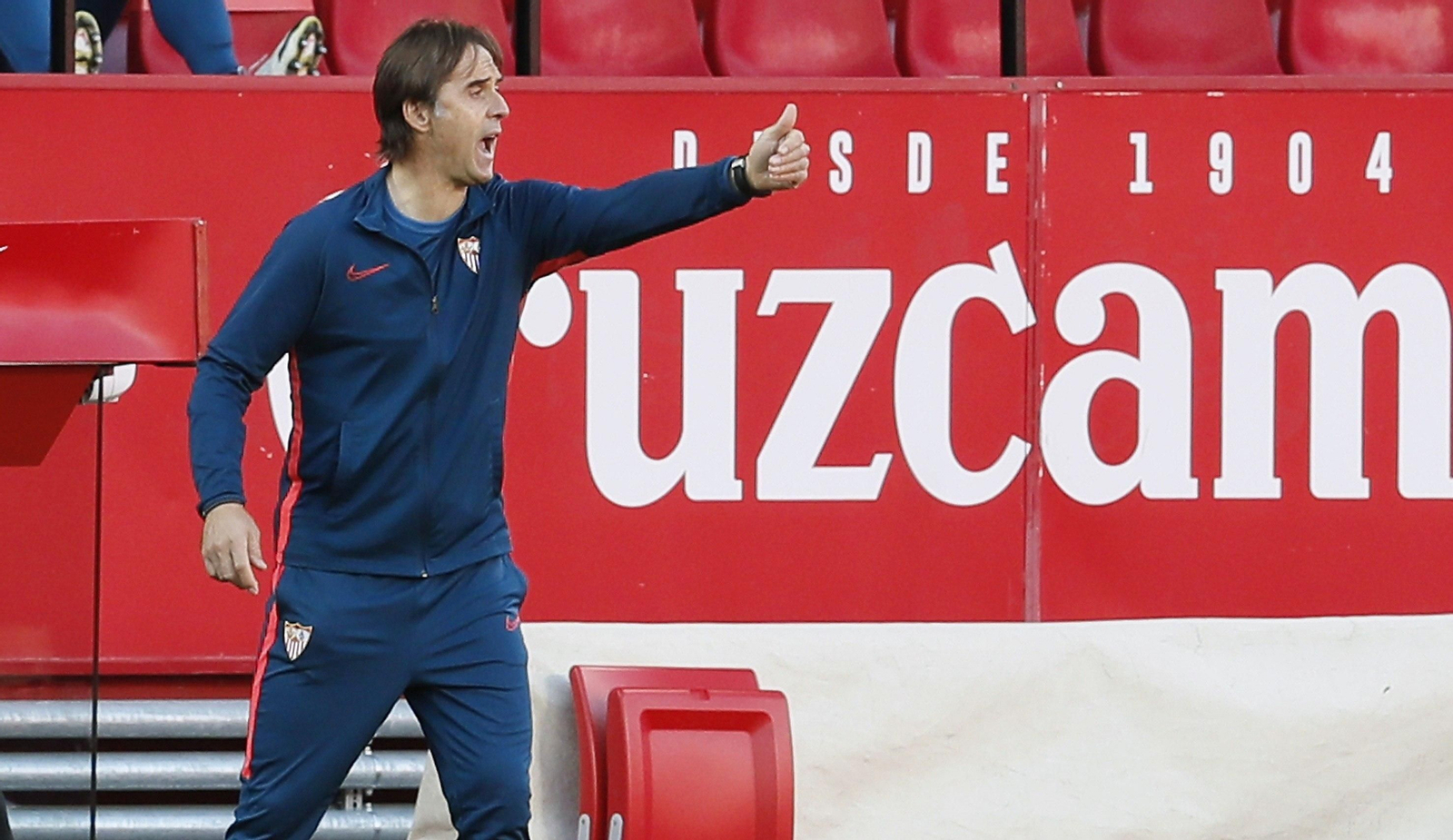 Lopetegui da órdenes durante el Sevilla-Real Madrid.