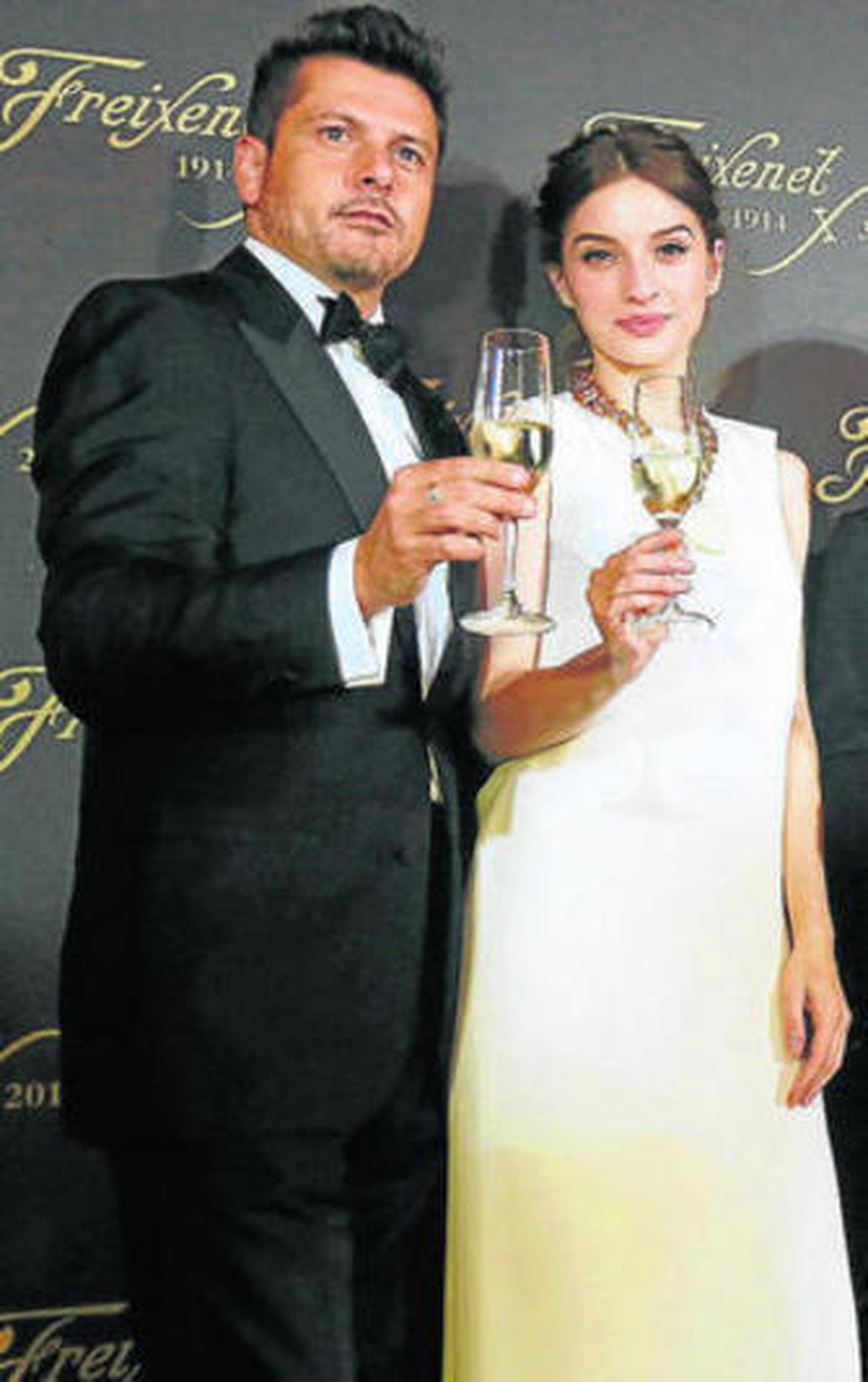 María Valverde brinda con el director del 'spot', Kike Maíllo.