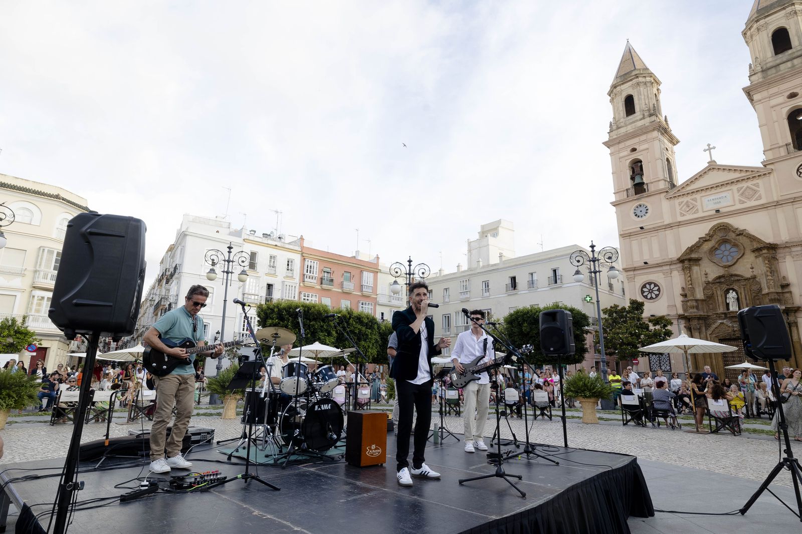 Imágenes del desfile "Cádiz de moda, Cádiz emprende" en la plaza de San Antonio.