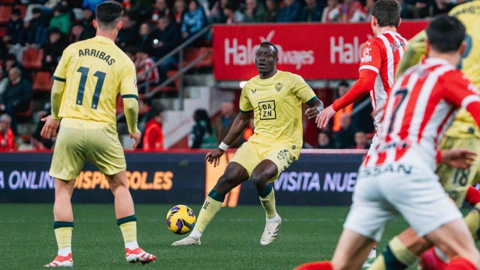 Dion Lopy busca entre líneas a Sergio Arribas.