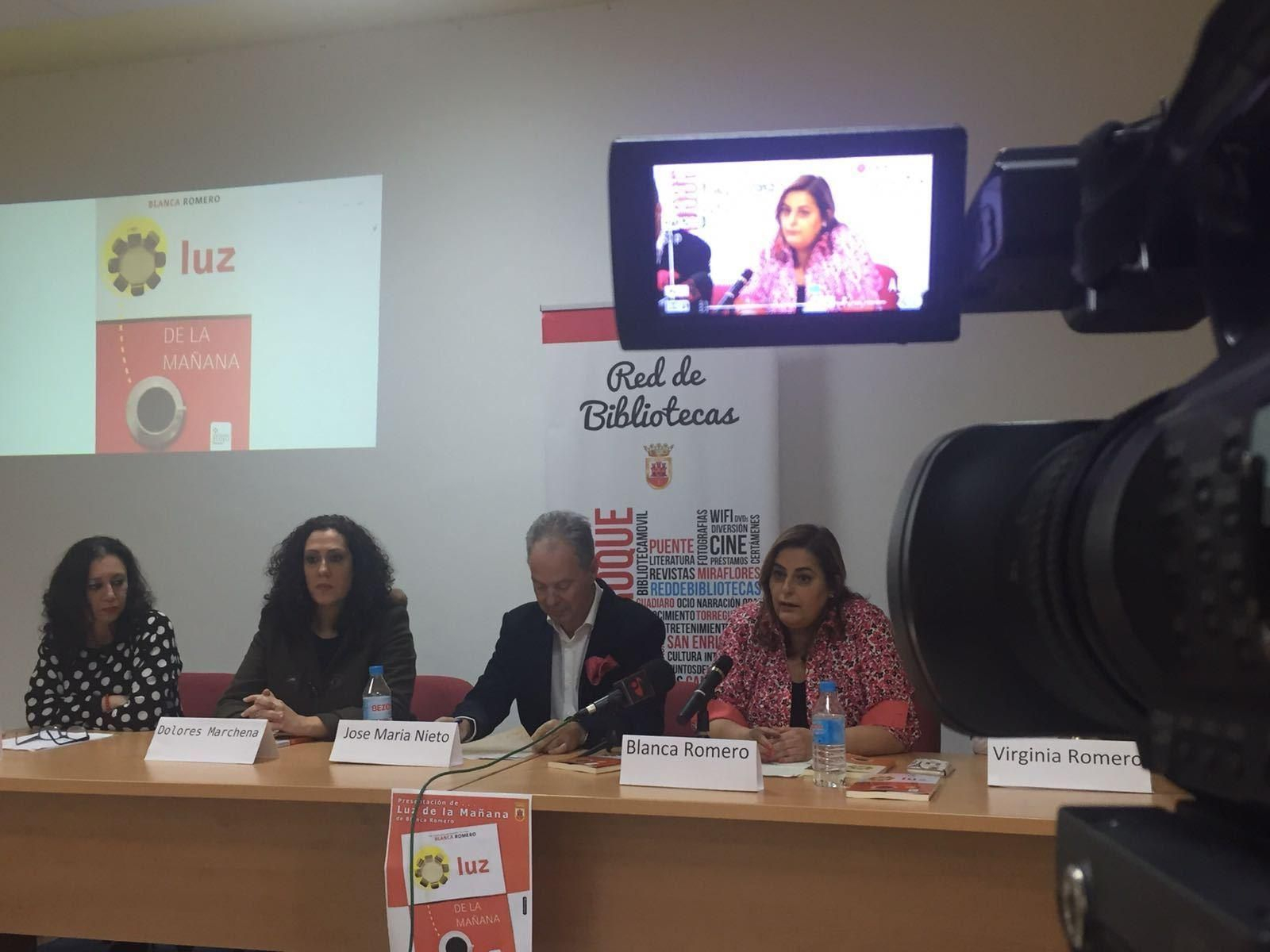 La autora durante la presentación del libro.