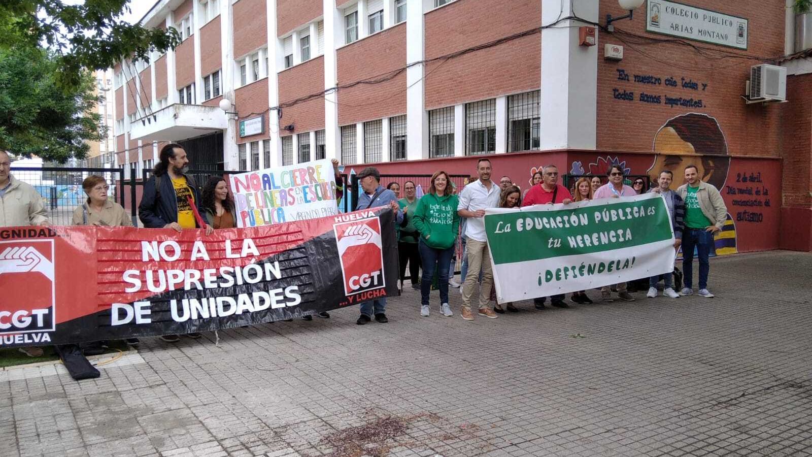 Concentración en el CEIP Arias Montano de la capital