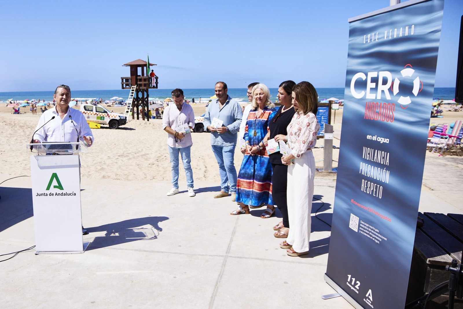 El consejero Antonio Sanz presenta la campaña 'Cero Ahogados' en la playa de la Fontanilla de Conil.