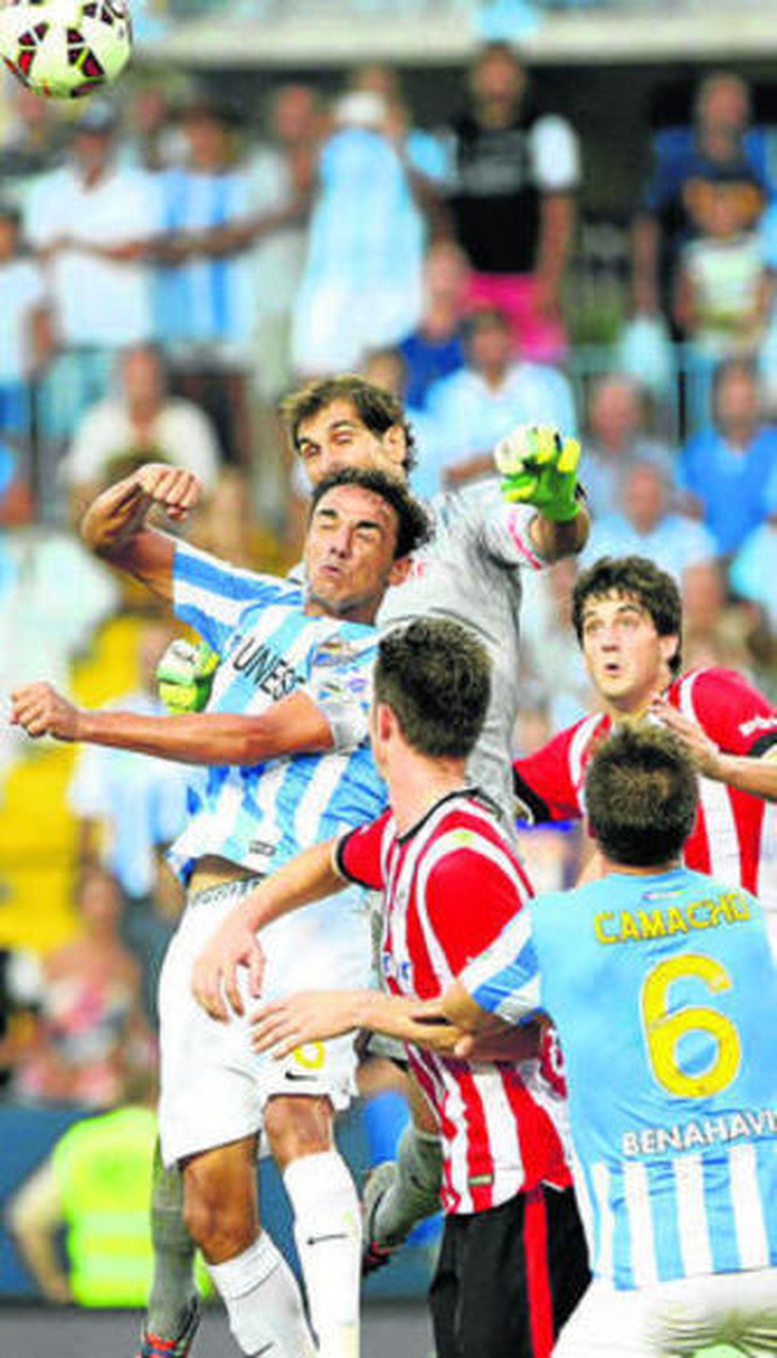 Varios jugadores pelean tras un corner en el Málaga-Athletic de esta liga.
