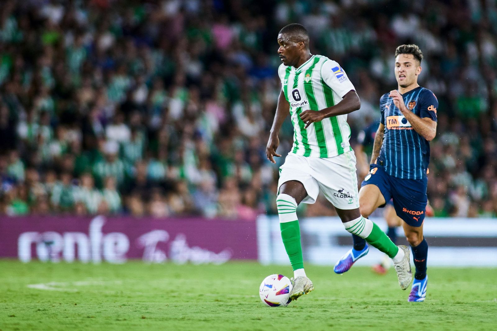 William Carvalho conduce el balón durante el partido contra el Valencia.