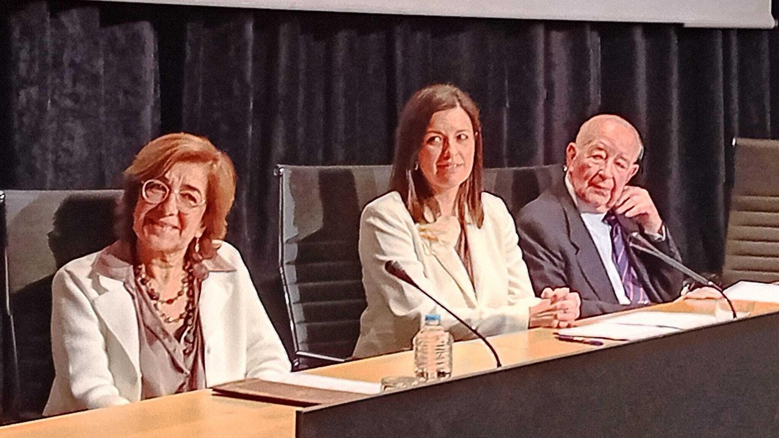 De izquierda a derecha, Cristina García Guaita, Patricia Cavada y Paco García Barroso, en la conmemoración del centenario de la librería Bozano. De izquierda a derecha, Cristina García Guaita, Patricia Cavada y Paco García Barroso, en la conmemoración del centenario de la librería Bozano.