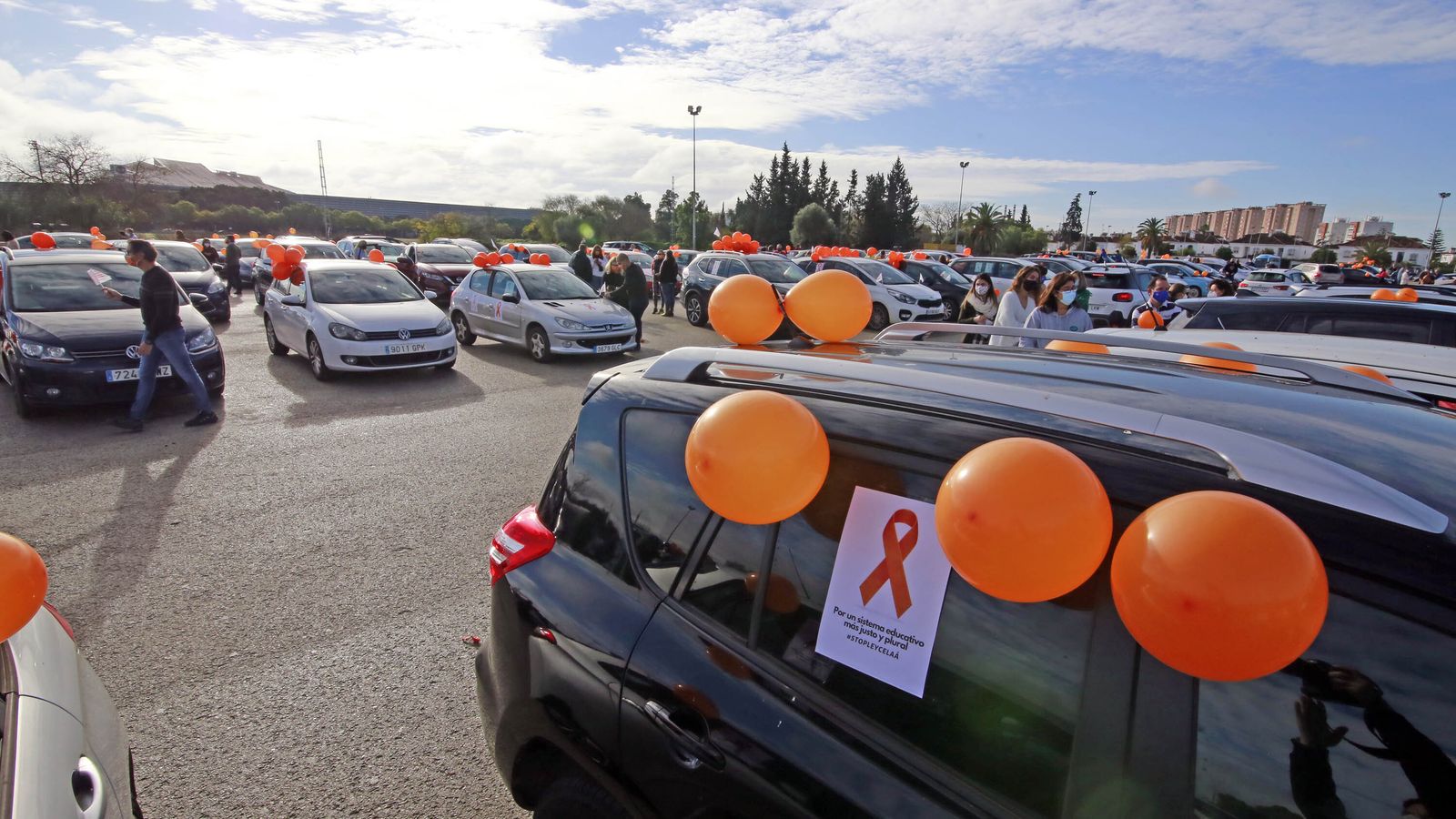Imágenes de la manifestación en vehículos contra la Ley Celaá en Jerez