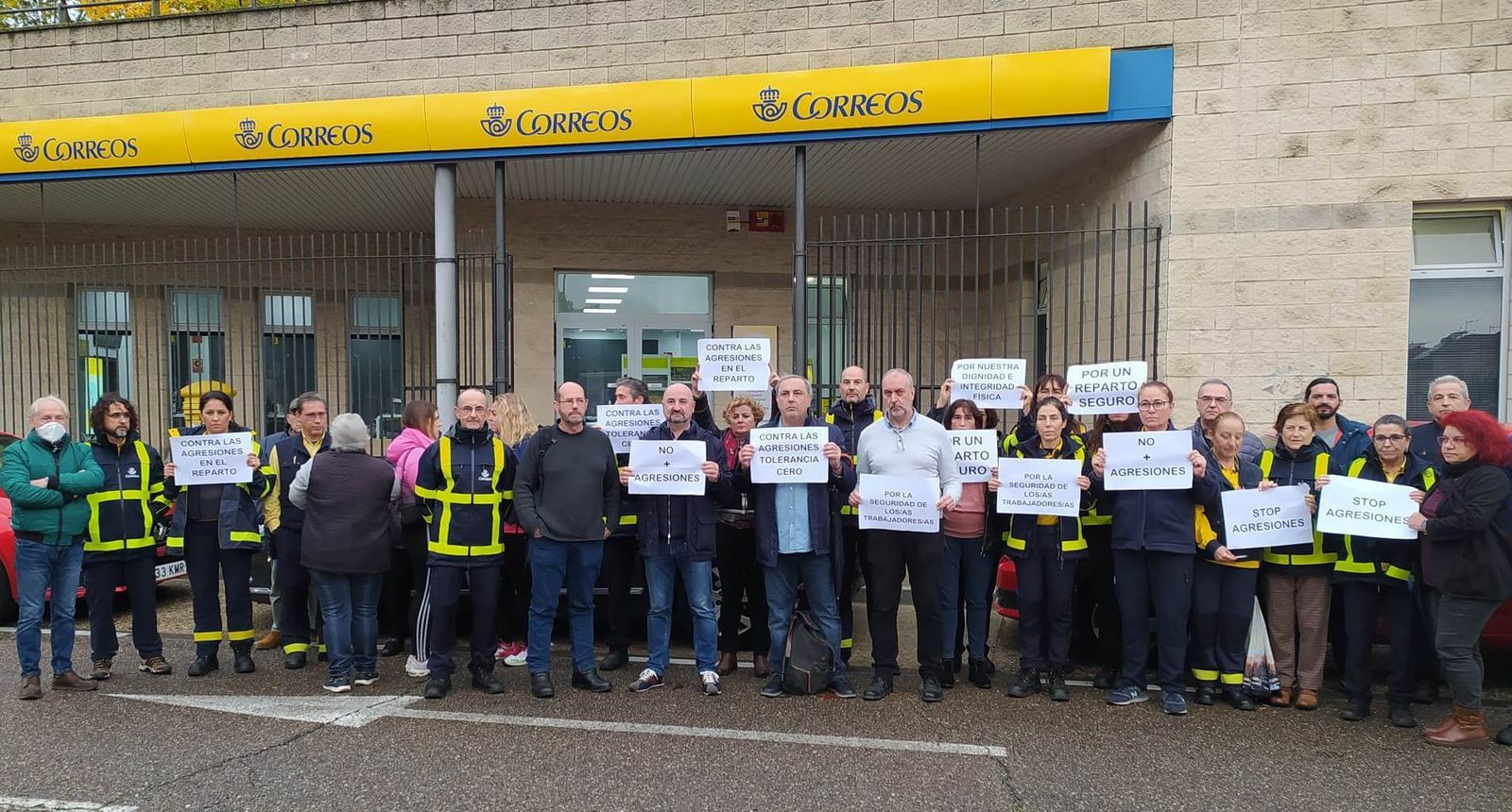 Protesta de los empleados de Correos tras la agresión a una trabajadora