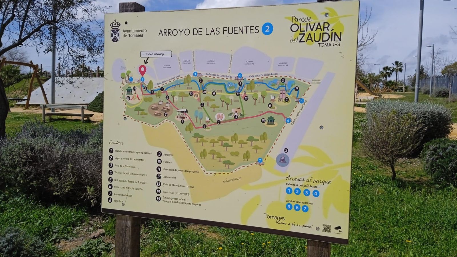 El arroyo de las Fuentes procede de Bormujos. atraviesa Tomares por el parque Olivar del Zaudín y entra en Mairena del Aljarafe por la zona de Media Markt