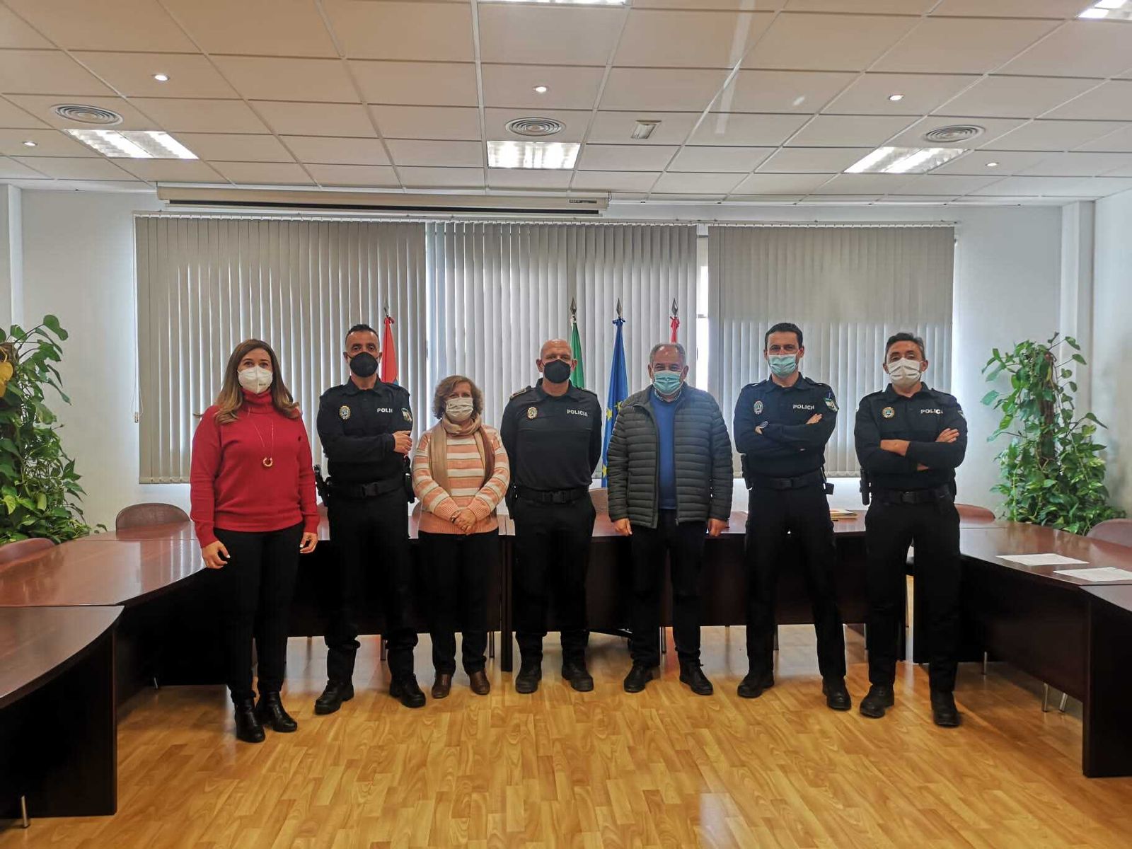 El alcalde y la concejala de Seguridad Ciudadana de Huétor Tájar, durante la presentación de los tres nuevos agentes de la Policía Local.