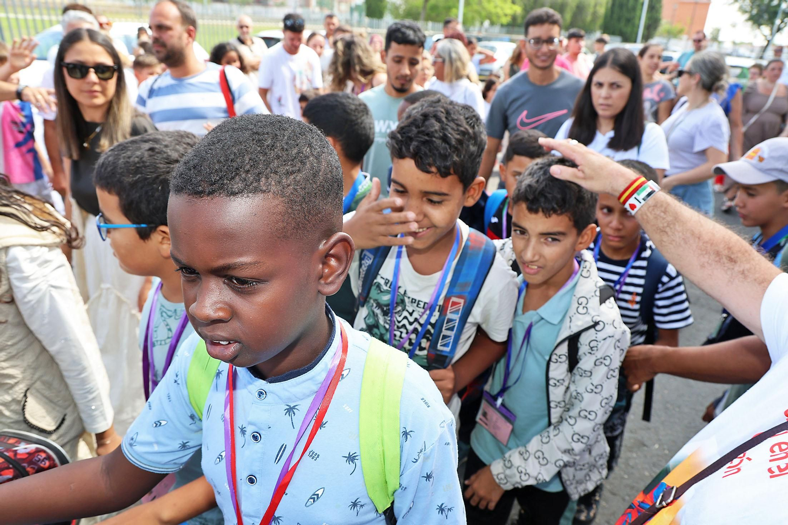Imágenes del recibimiento a los  niños procedentes de los campamentos saharauis que pasarán sus vacaciones en Huelva