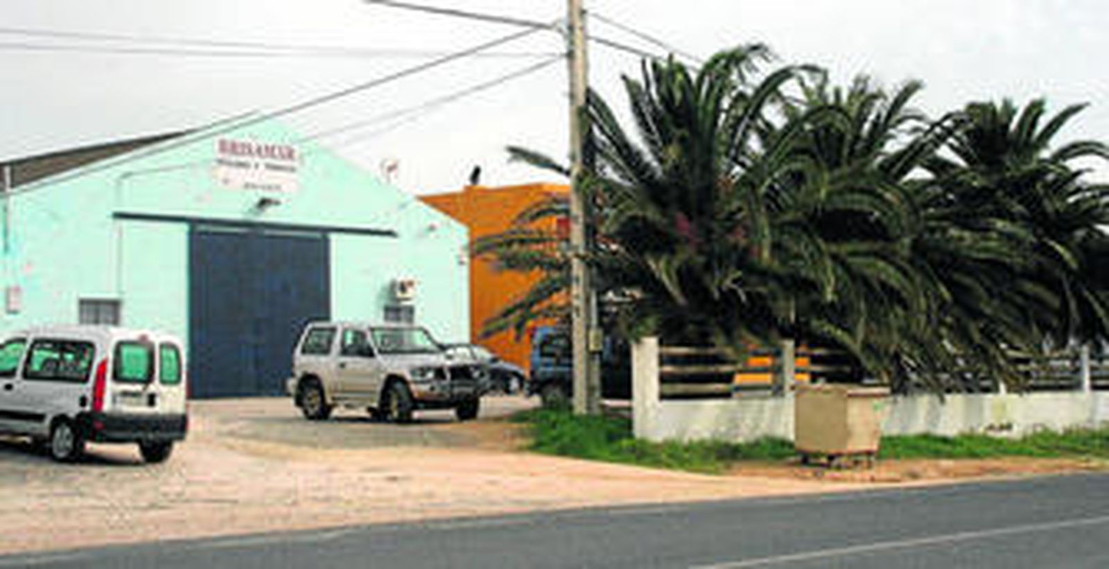 Nave del conileño al que el sevillano le mandó a los matones para cobrarle la deuda, en el polígono La Lobita y donde los detuvo la Guardia Civil.