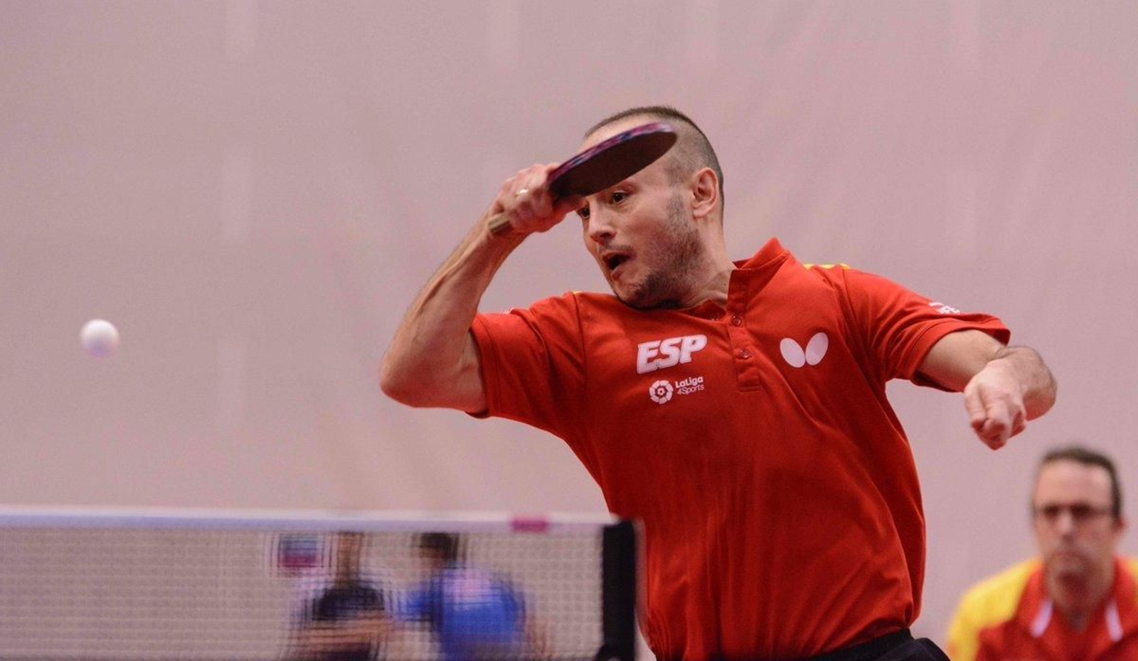 Machado devuelve una bola en su primer partido.