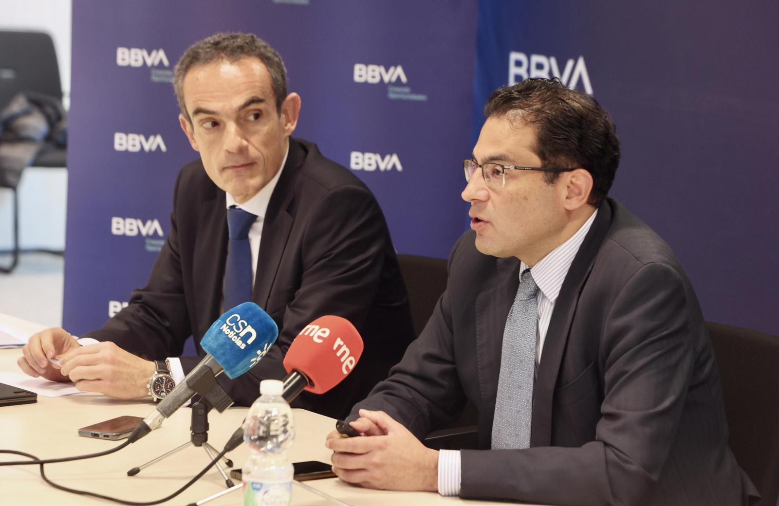 Miguel Cardoso explica, ante la mirada de Francisco Javier Jerez, el contenido del informe' Situación Andalucía' de BBVA Research.