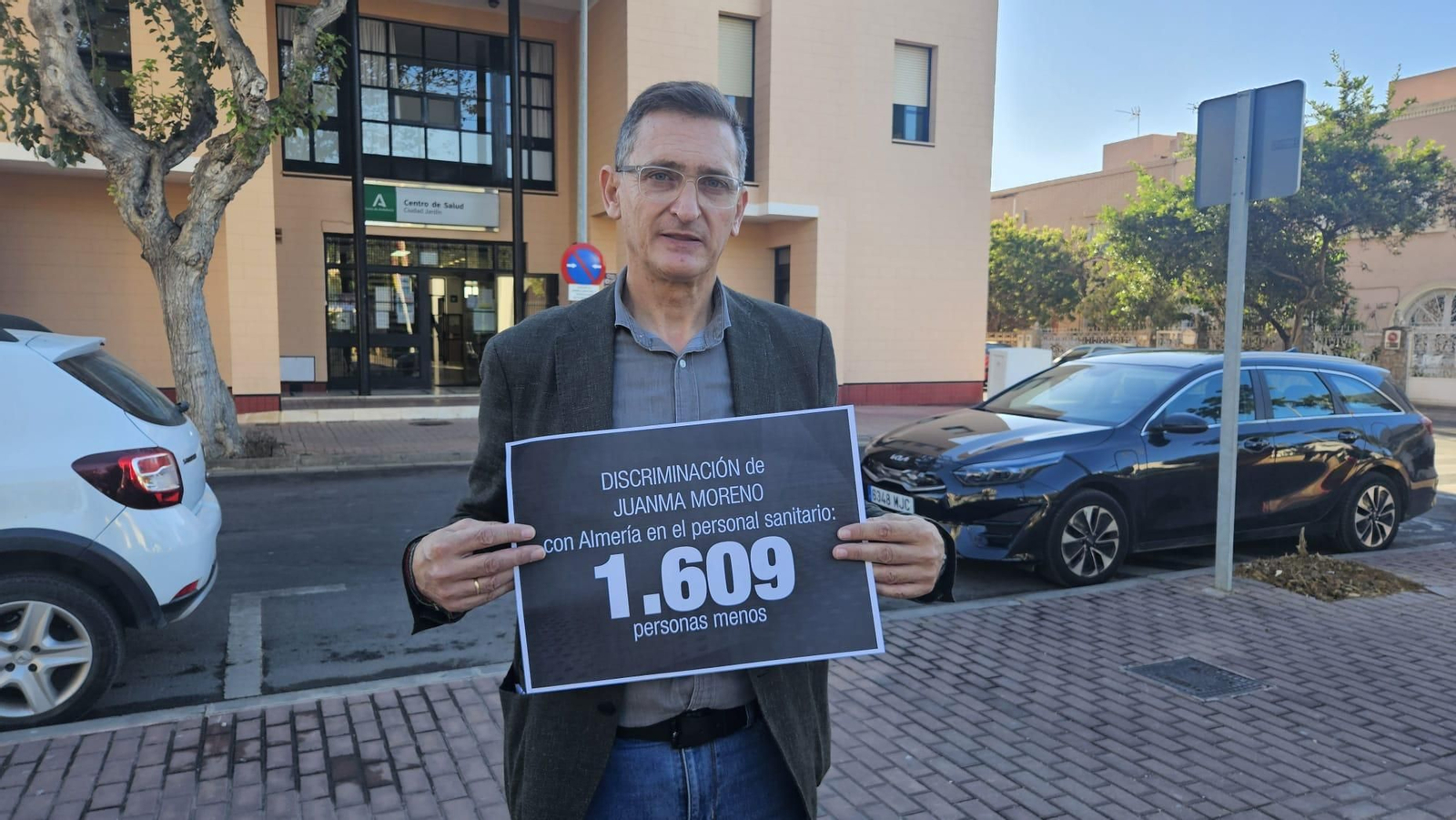 José Luis Sánchez Teruel, parlamentario del PSOE en la puerta del Centro de Salud del barrio de Ciudad Jardín de la capital.